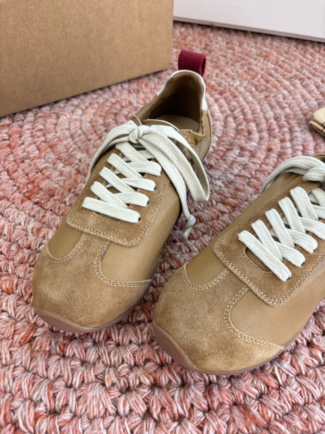 🌾G879😀UMA WANG 首次推出的德训鞋:✅全皮革鞋面，麂皮与光面皮的拼接处理很有层次，细节干净。