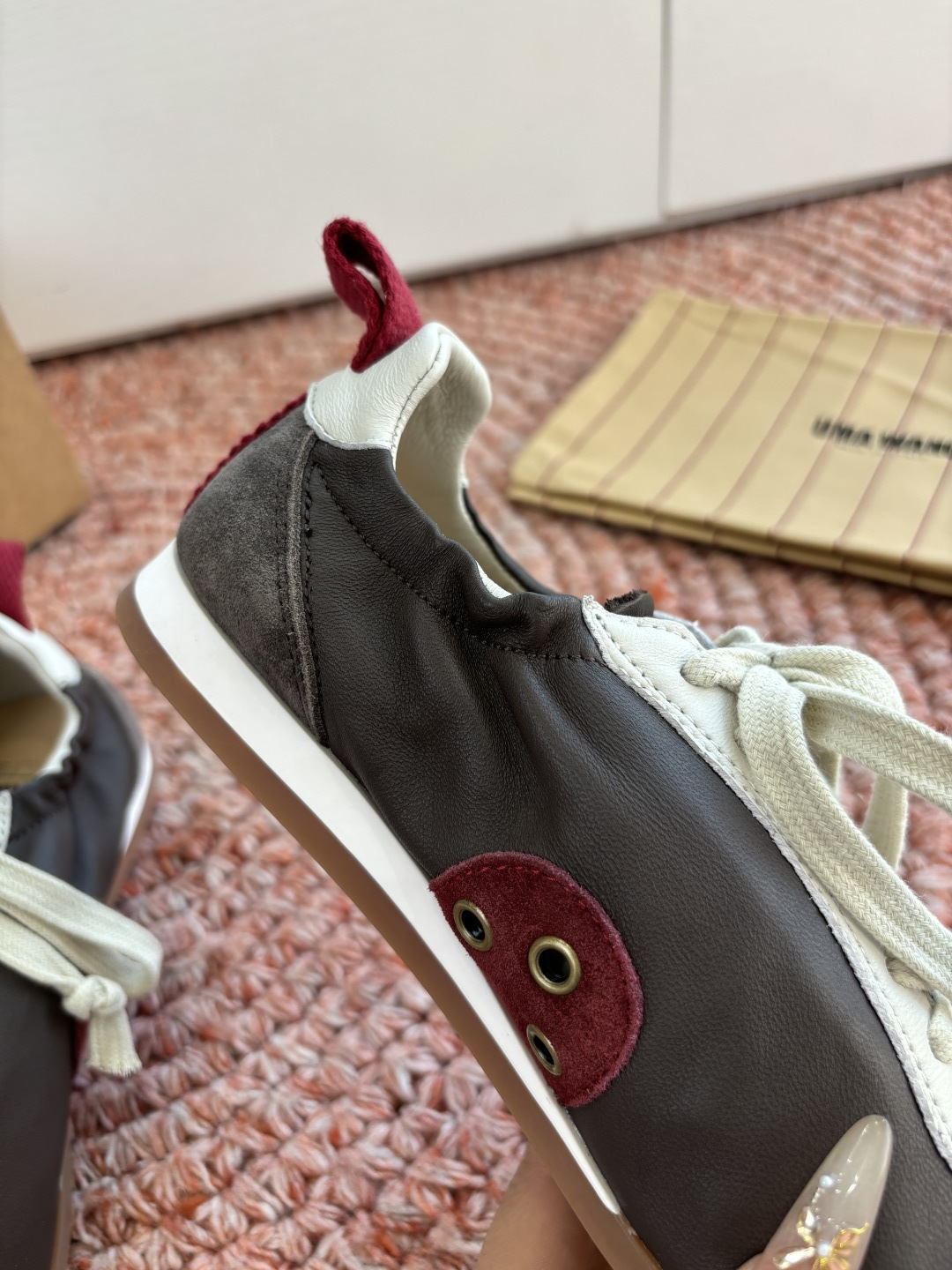 🌾G879😀UMA WANG 首次推出的德训鞋:✅全皮革鞋面，麂皮与光面皮的拼接处理很有层次，细节干净。