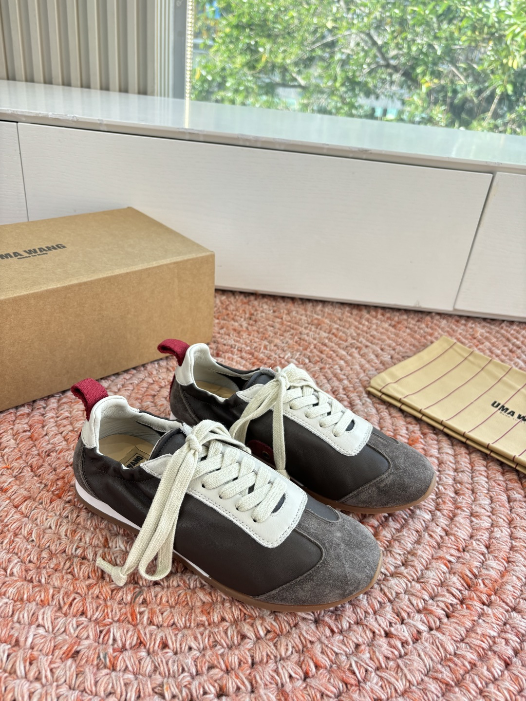 🌾G879😀UMA WANG 首次推出的德训鞋:✅全皮革鞋面，麂皮与光面皮的拼接处理很有层次，细节干净。