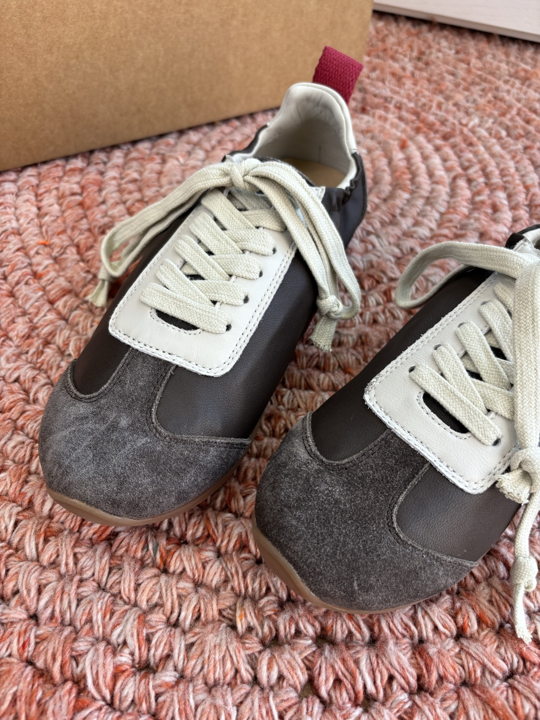 🌾G879😀UMA WANG 首次推出的德训鞋:✅全皮革鞋面，麂皮与光面皮的拼接处理很有层次，细节干净。