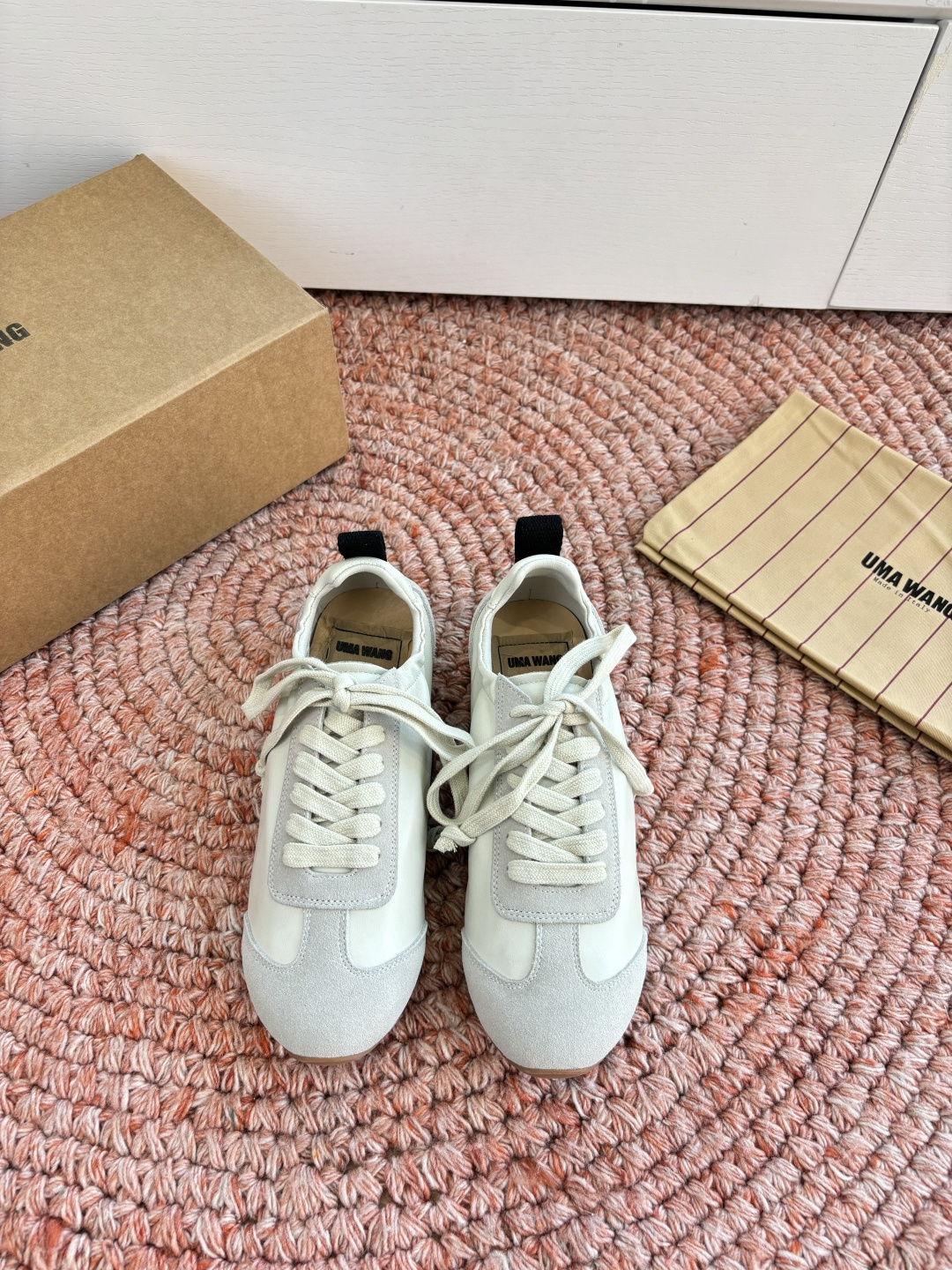 🌾G879😀UMA WANG 首次推出的德训鞋:✅全皮革鞋面，麂皮与光面皮的拼接处理很有层次，细节干净。