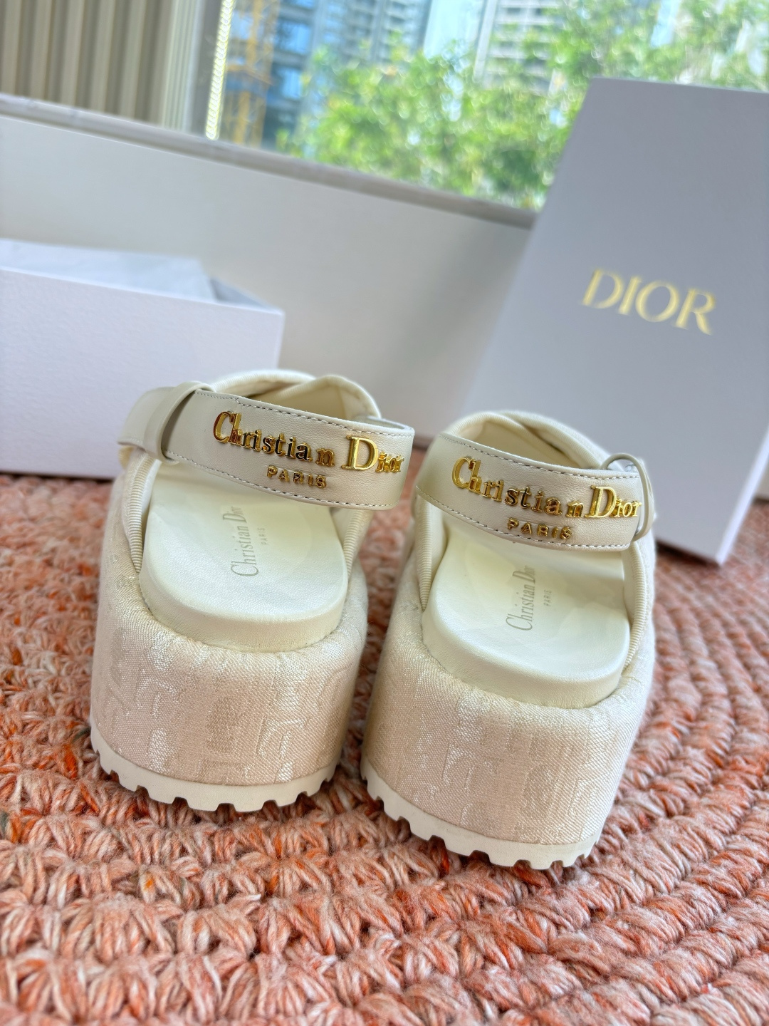 🌾代购级G133𝐃𝐢𝐎𝐑 #迪奥2026早春新款一眼就想要的一字带拖鞋凉鞋简单大方‘低调奢华！配上醒目的
