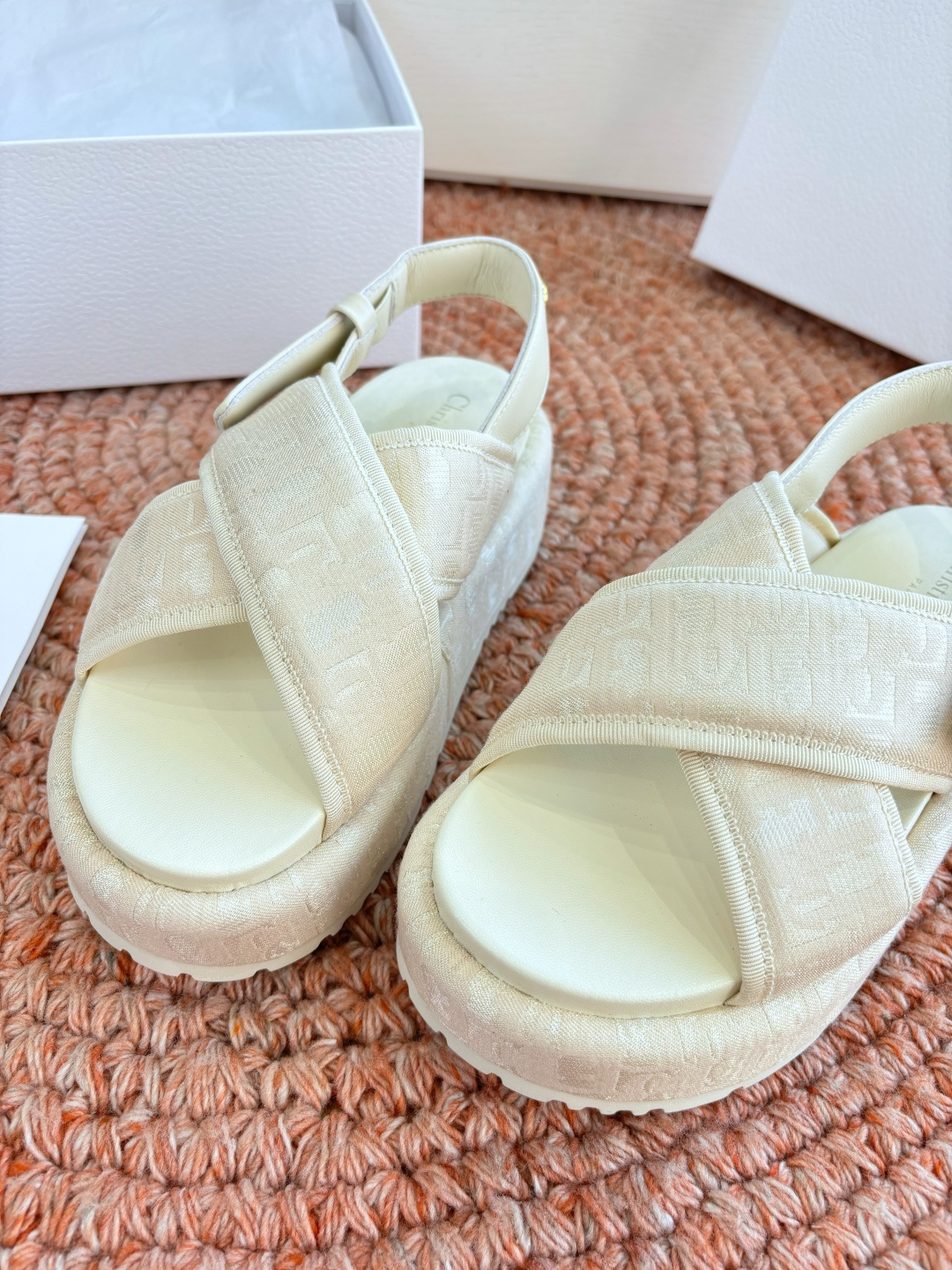 🌾代购级G133𝐃𝐢𝐎𝐑 #迪奥2026早春新款一眼就想要的一字带拖鞋凉鞋简单大方‘低调奢华！配上醒目的