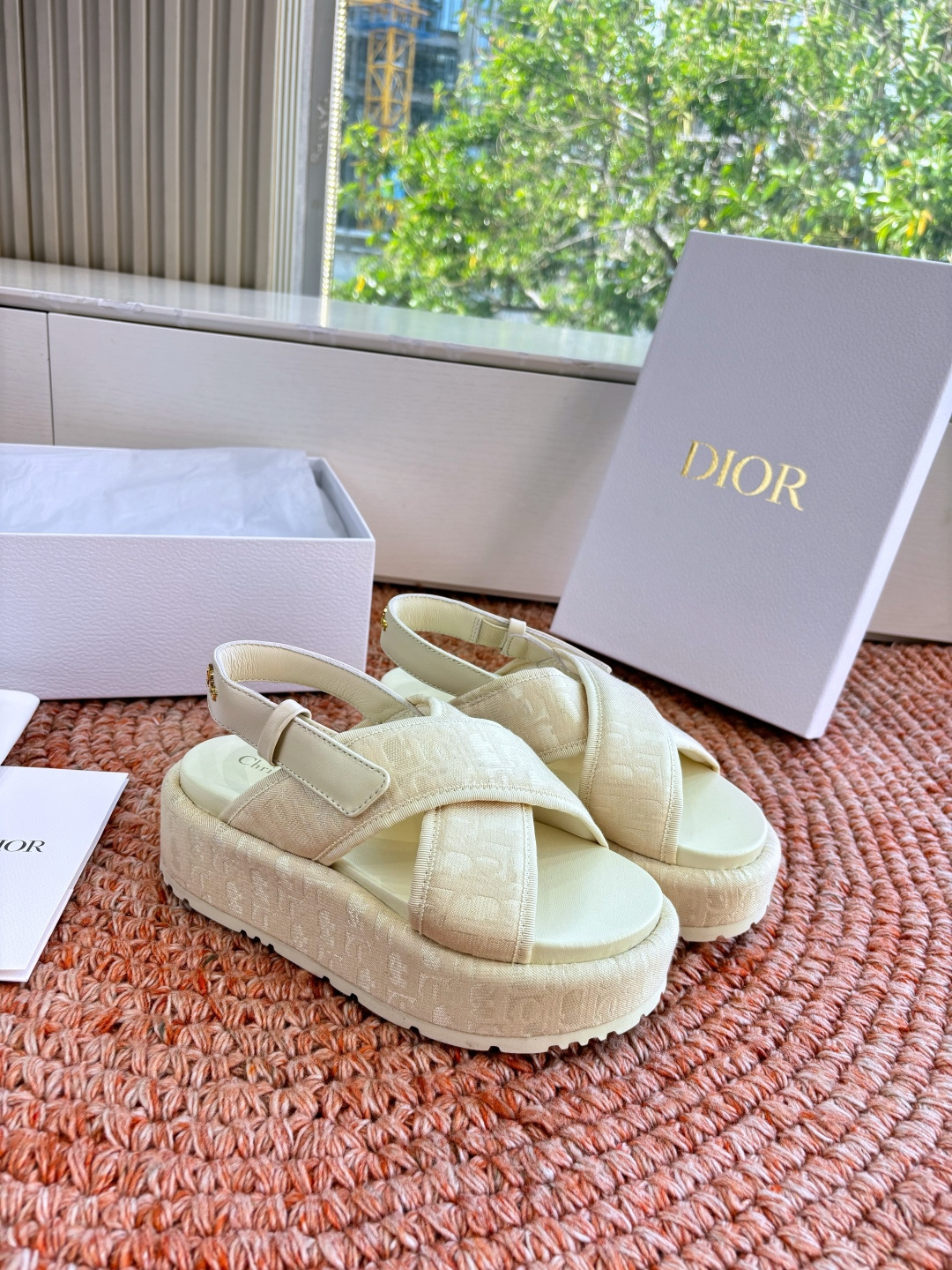 🌾代购级G133𝐃𝐢𝐎𝐑 #迪奥2026早春新款一眼就想要的一字带拖鞋凉鞋简单大方‘低调奢华！配上醒目的