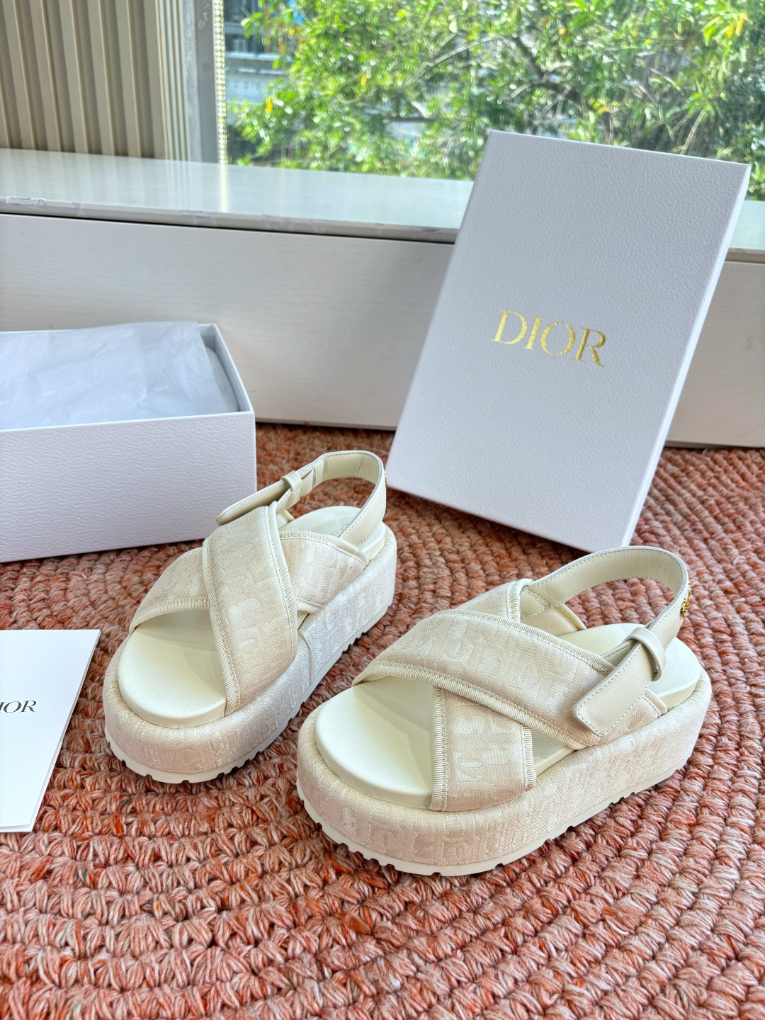 🌾代购级G133𝐃𝐢𝐎𝐑 #迪奥2026早春新款一眼就想要的一字带拖鞋凉鞋简单大方‘低调奢华！配上醒目的