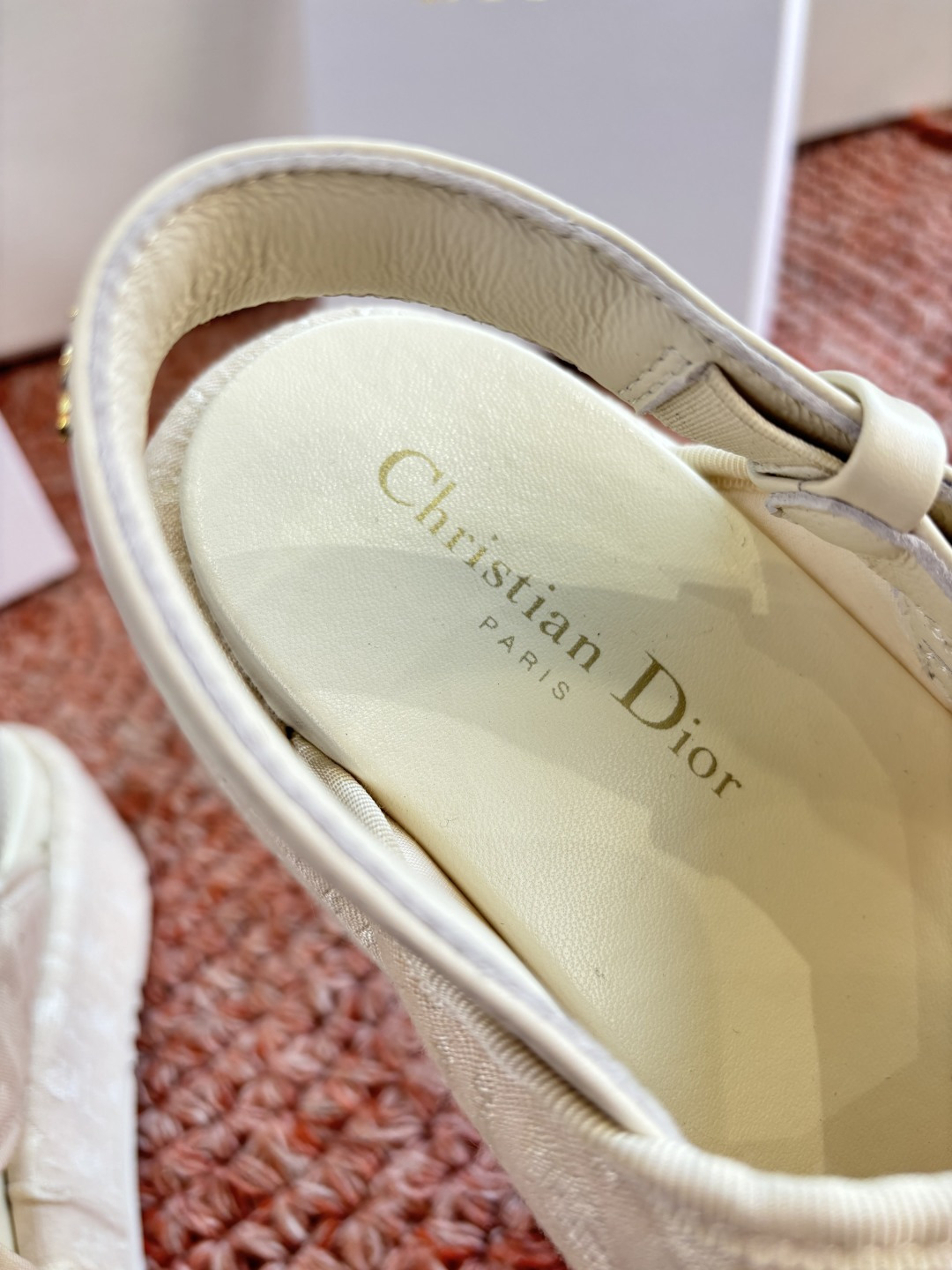 🌾代购级G133𝐃𝐢𝐎𝐑 #迪奥2026早春新款一眼就想要的一字带拖鞋凉鞋简单大方‘低调奢华！配上醒目的