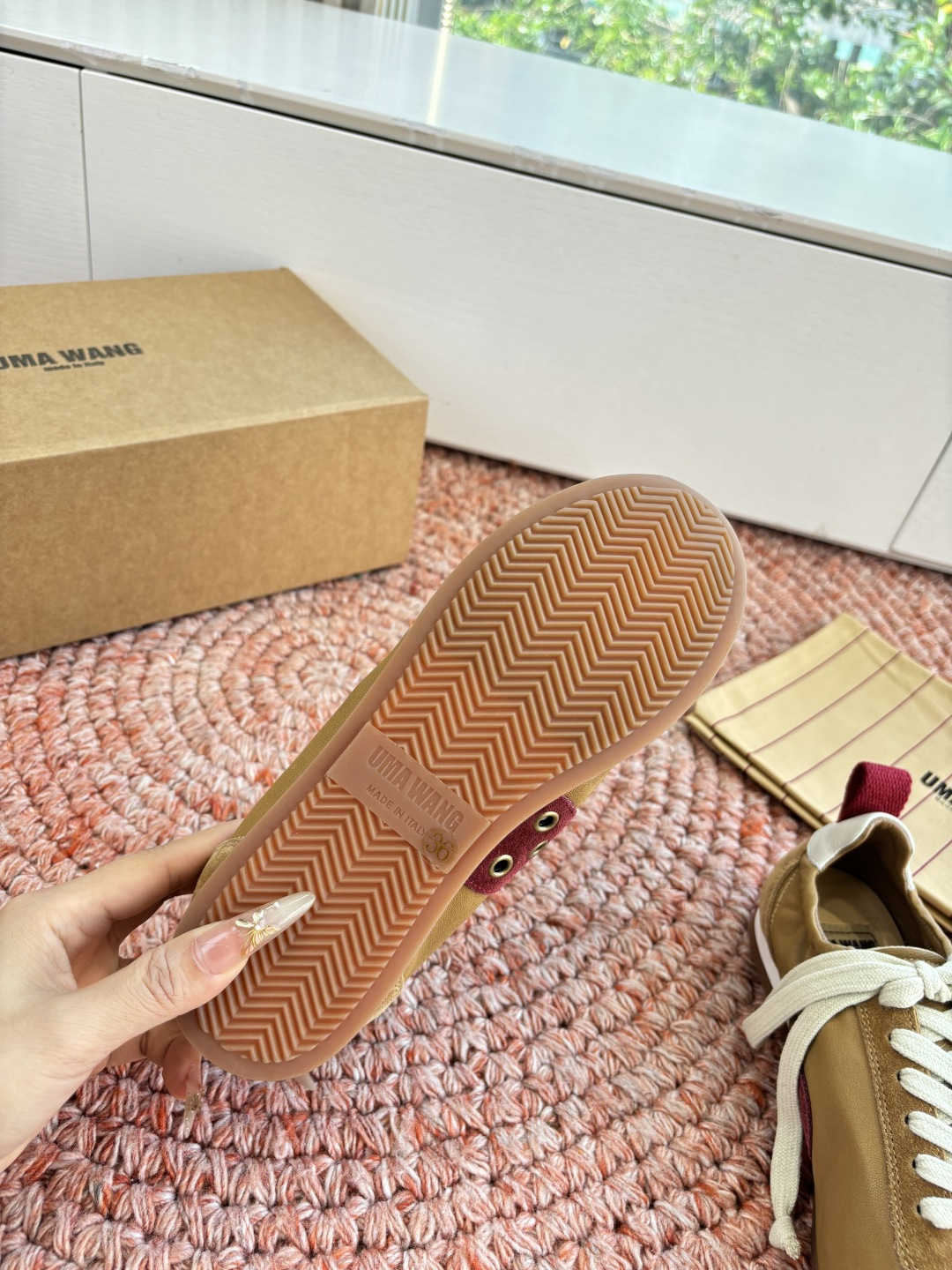 🌾G879😀UMA WANG 首次推出的德训鞋:✅全皮革鞋面，麂皮与光面皮的拼接处理很有层次，细节干净。