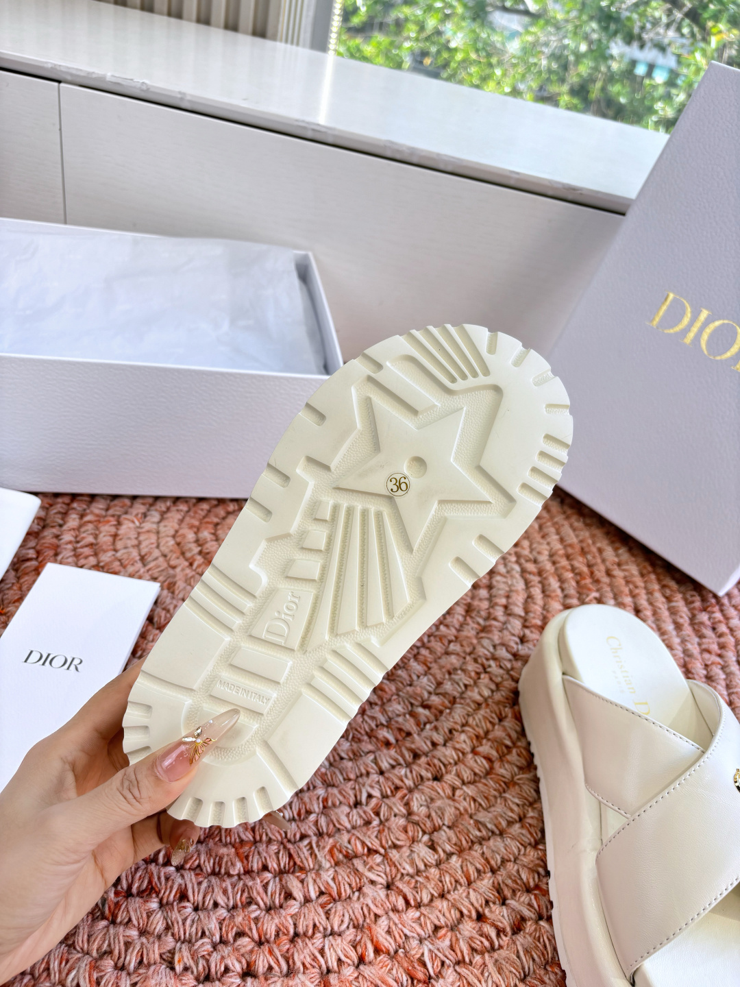 🌾代购级G133𝐃𝐢𝐎𝐑 #迪奥2026早春新款一眼就想要的一字带拖鞋凉鞋简单大方‘低调奢华！配上醒目的