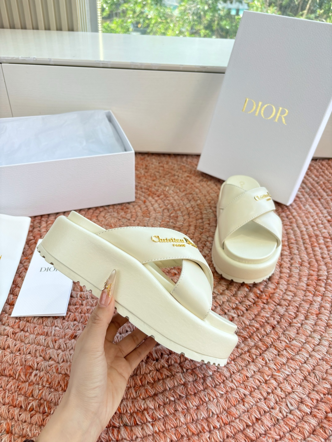 🌾代购级G133𝐃𝐢𝐎𝐑 #迪奥2026早春新款一眼就想要的一字带拖鞋凉鞋简单大方‘低调奢华！配上醒目的