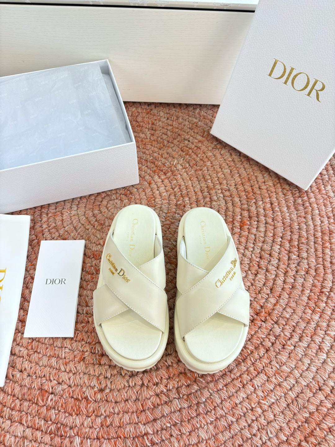🌾代购级G133𝐃𝐢𝐎𝐑 #迪奥2026早春新款一眼就想要的一字带拖鞋凉鞋简单大方‘低调奢华！配上醒目的