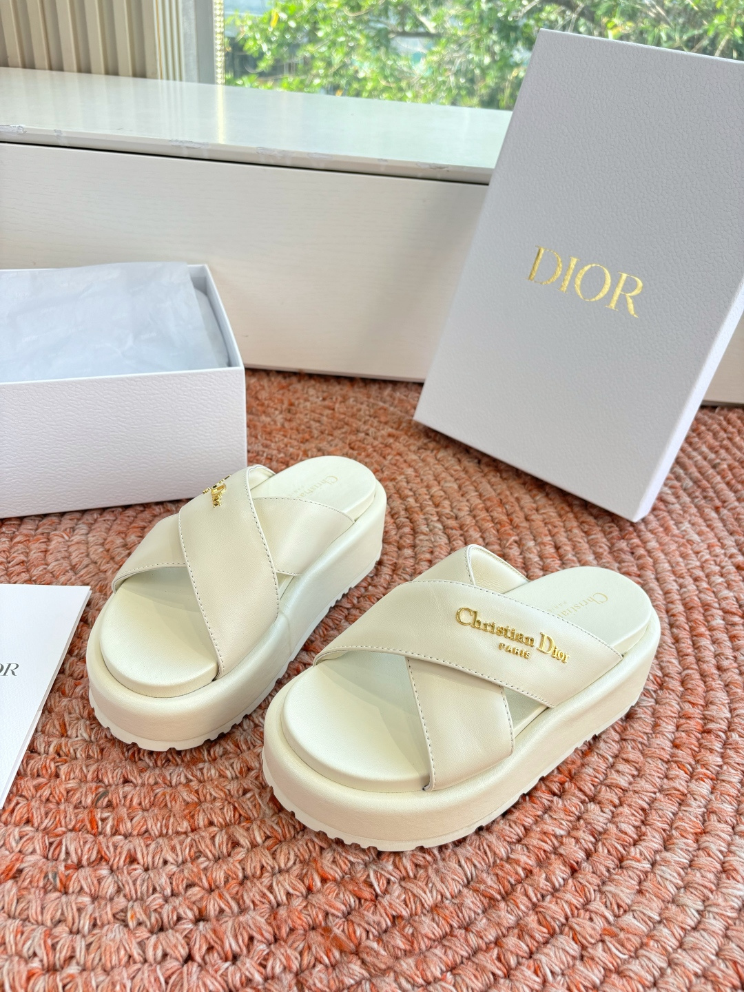 🌾代购级G133𝐃𝐢𝐎𝐑 #迪奥2026早春新款一眼就想要的一字带拖鞋凉鞋简单大方‘低调奢华！配上醒目的