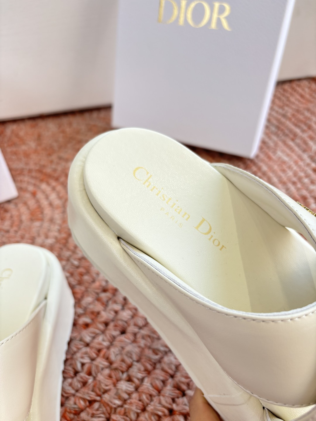 🌾代购级G133𝐃𝐢𝐎𝐑 #迪奥2026早春新款一眼就想要的一字带拖鞋凉鞋简单大方‘低调奢华！配上醒目的