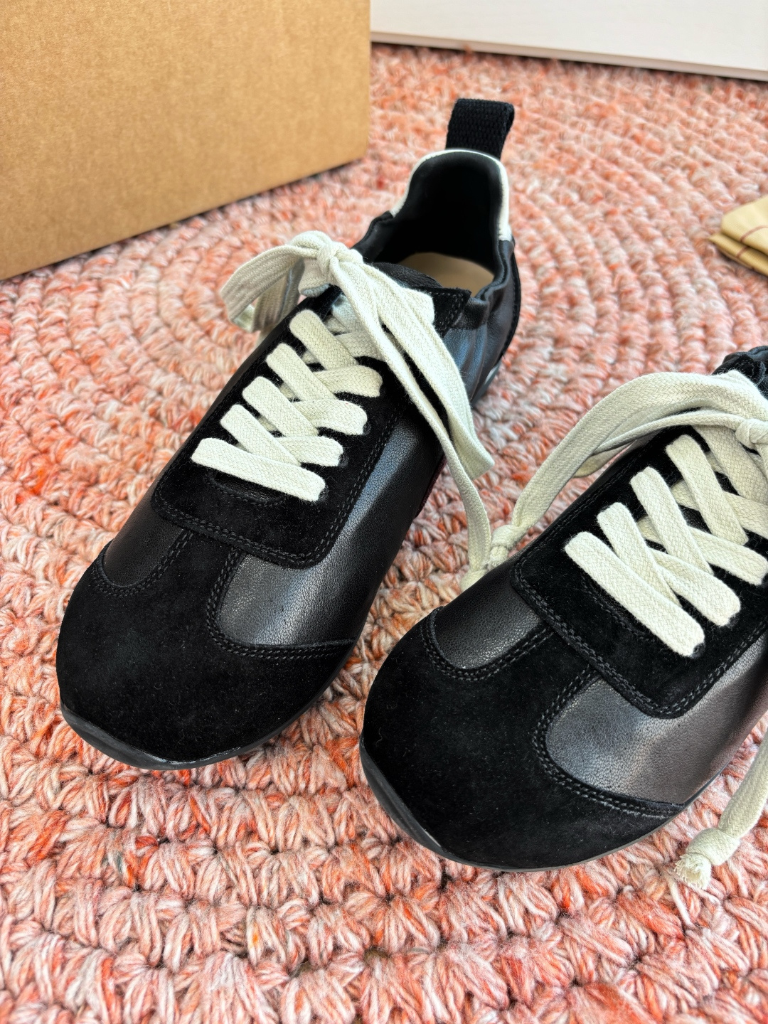 🌾G879😀UMA WANG 首次推出的德训鞋:✅全皮革鞋面，麂皮与光面皮的拼接处理很有层次，细节干净。