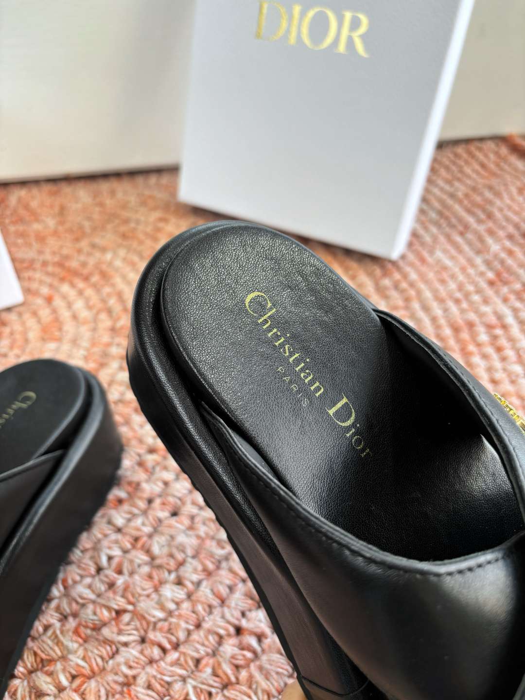 🌾代购级G133𝐃𝐢𝐎𝐑 #迪奥2026早春新款一眼就想要的一字带拖鞋凉鞋简单大方‘低调奢华！配上醒目的