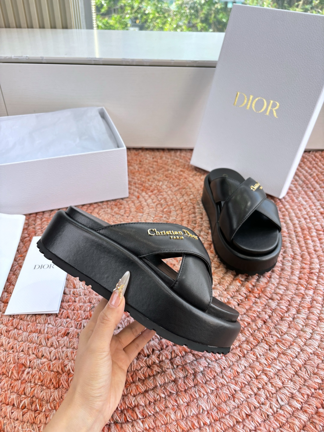 🌾代购级G133𝐃𝐢𝐎𝐑 #迪奥2026早春新款一眼就想要的一字带拖鞋凉鞋简单大方‘低调奢华！配上醒目的