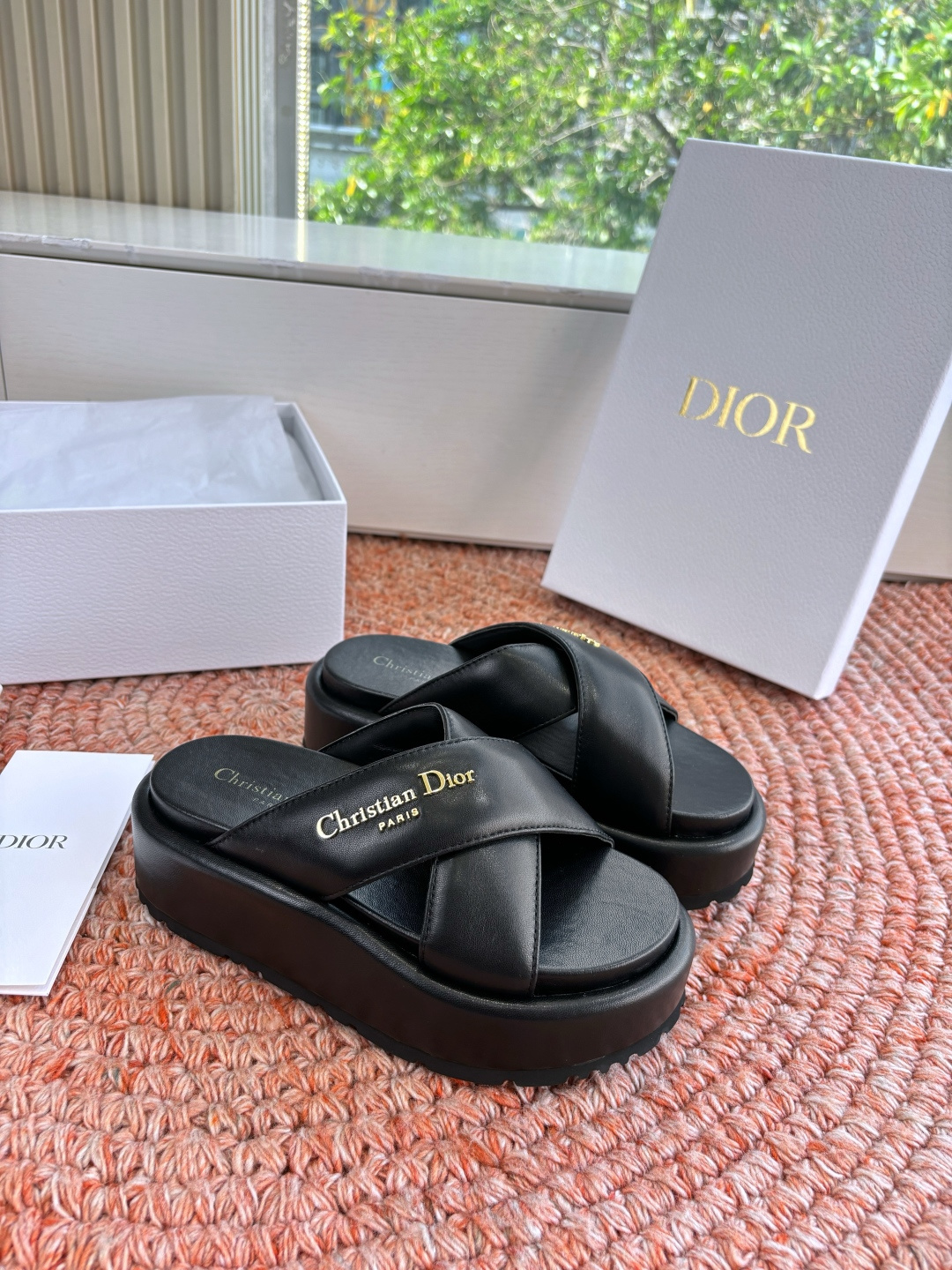 🌾代购级G133𝐃𝐢𝐎𝐑 #迪奥2026早春新款一眼就想要的一字带拖鞋凉鞋简单大方‘低调奢华！配上醒目的