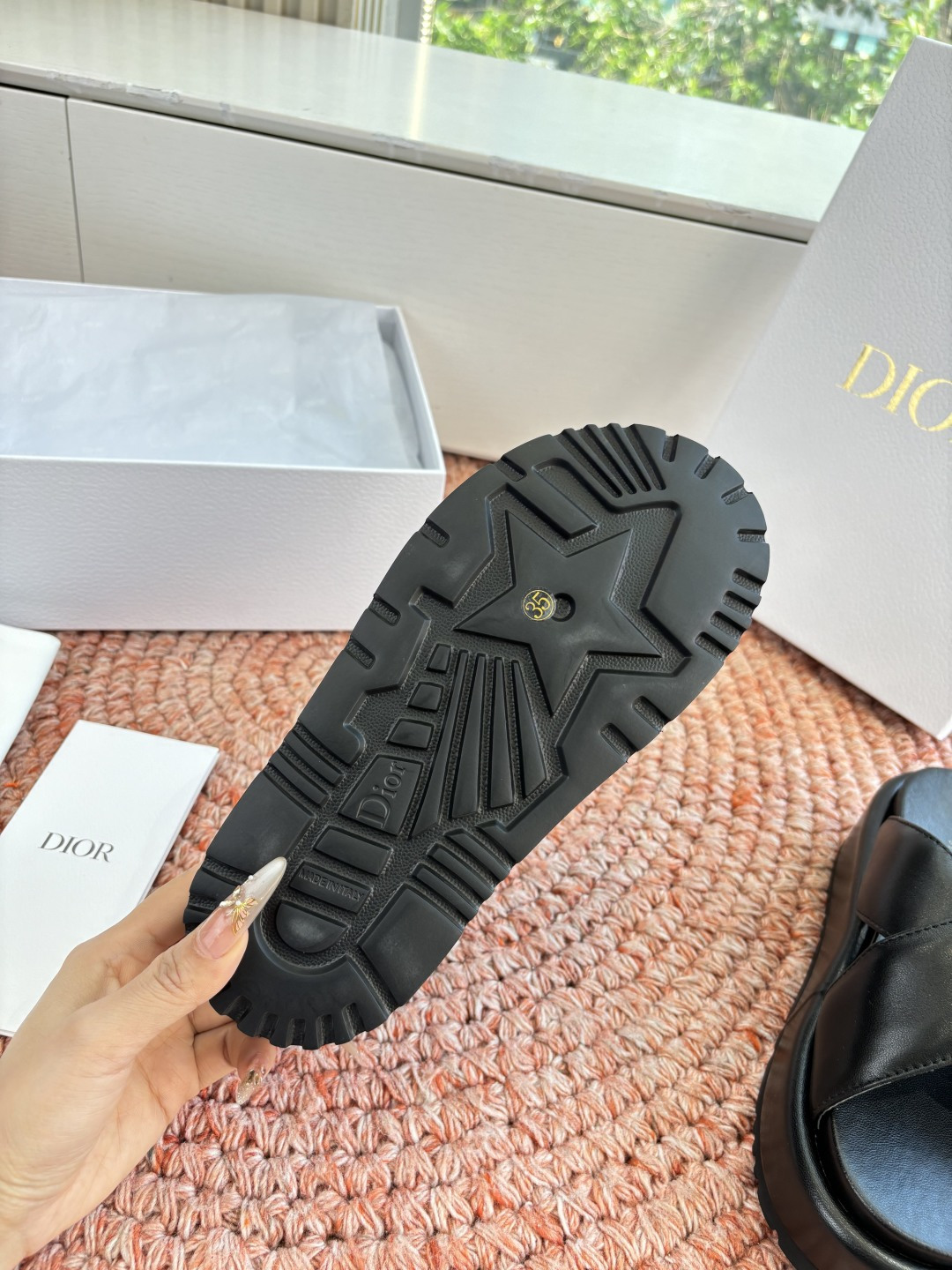 🌾代购级G133𝐃𝐢𝐎𝐑 #迪奥2026早春新款一眼就想要的一字带拖鞋凉鞋简单大方‘低调奢华！配上醒目的