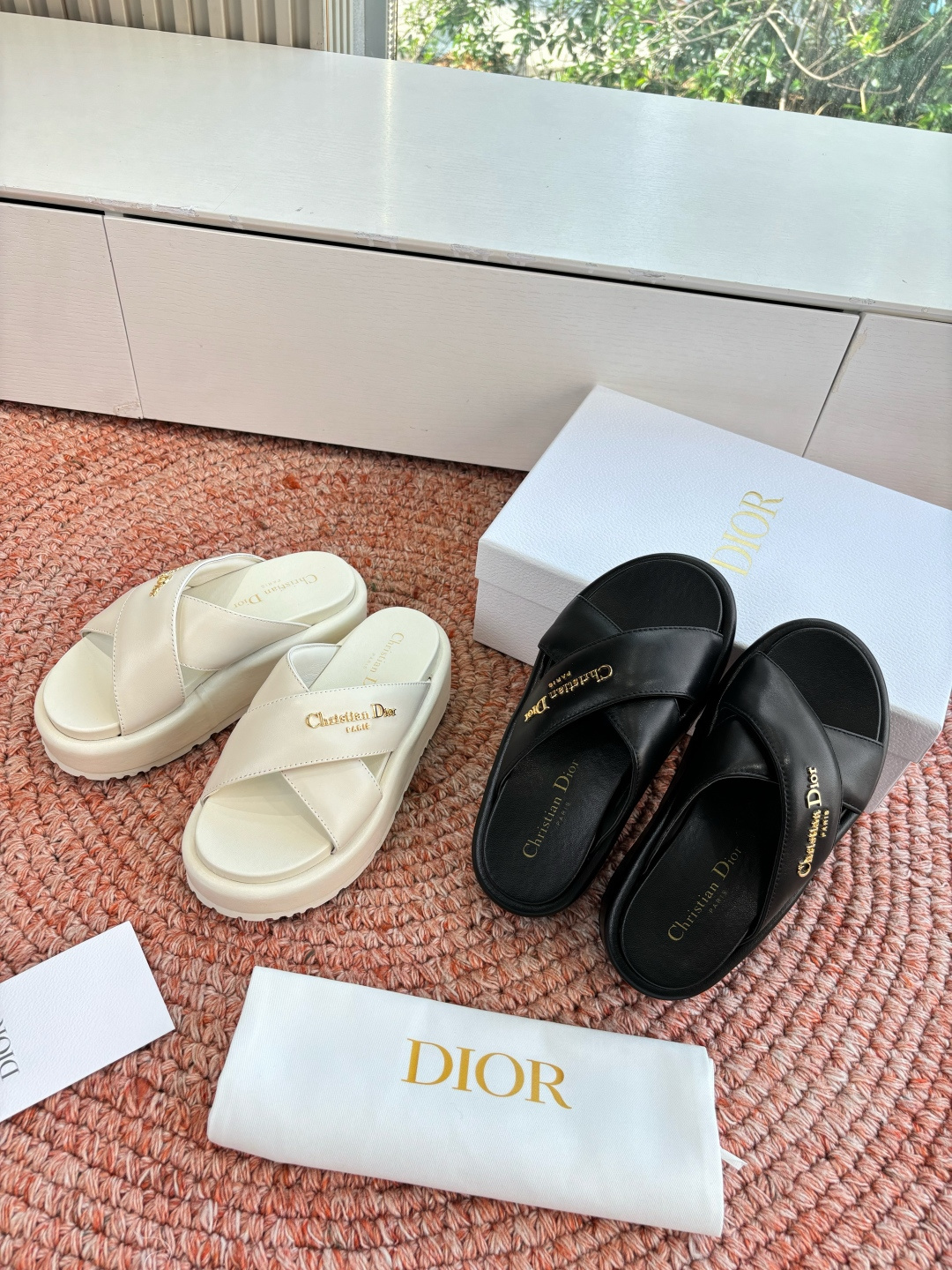 🌾代购级G133𝐃𝐢𝐎𝐑 #迪奥2026早春新款一眼就想要的一字带拖鞋凉鞋简单大方‘低调奢华！配上醒目的
