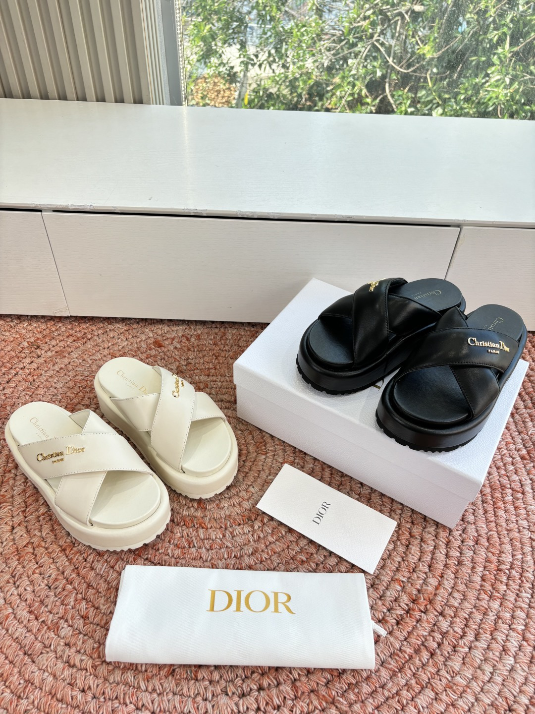 🌾代购级G133𝐃𝐢𝐎𝐑 #迪奥2026早春新款一眼就想要的一字带拖鞋凉鞋简单大方‘低调奢华！配上醒目的