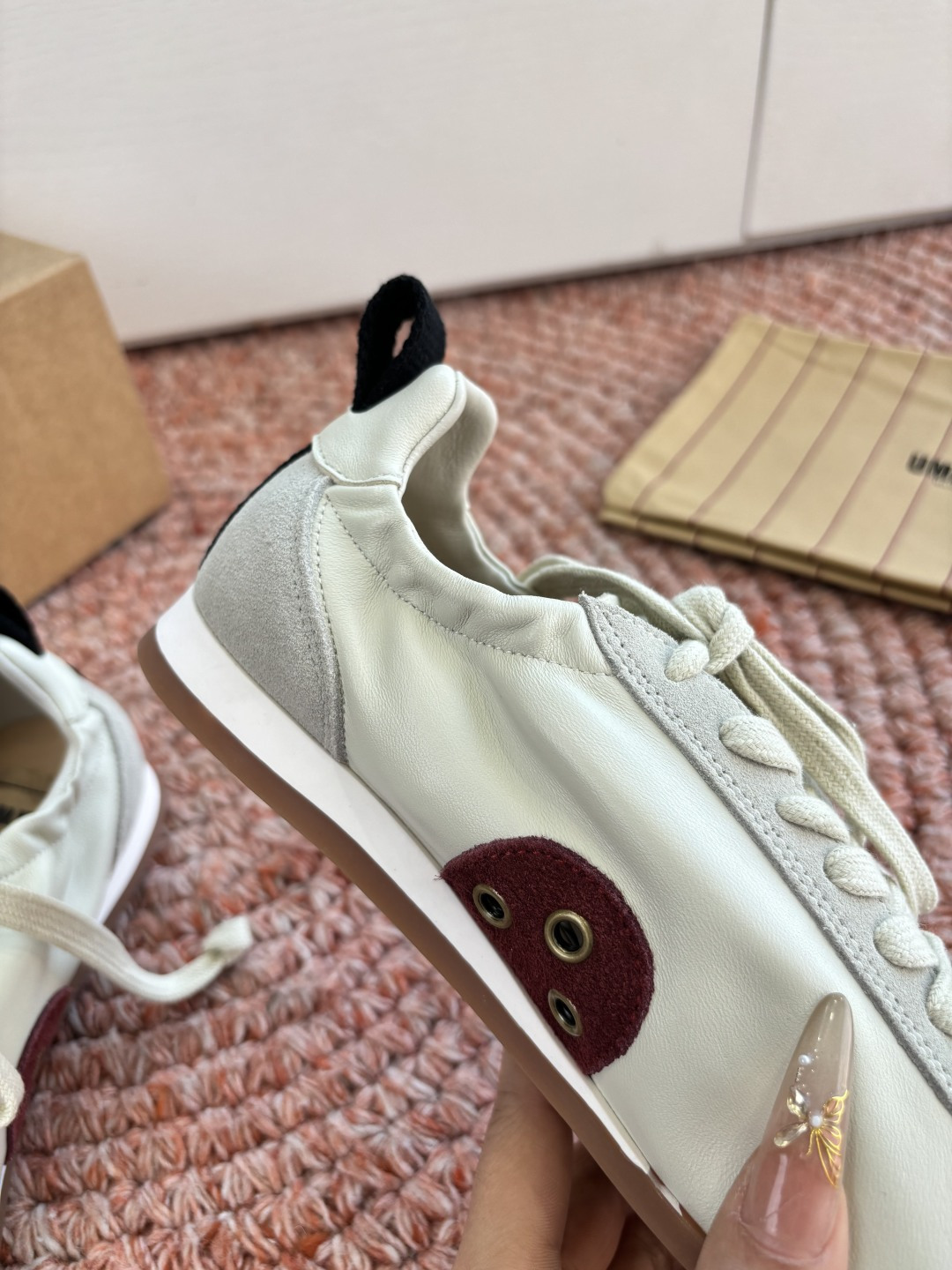 🌾G879😀UMA WANG 首次推出的德训鞋:✅全皮革鞋面，麂皮与光面皮的拼接处理很有层次，细节干净。