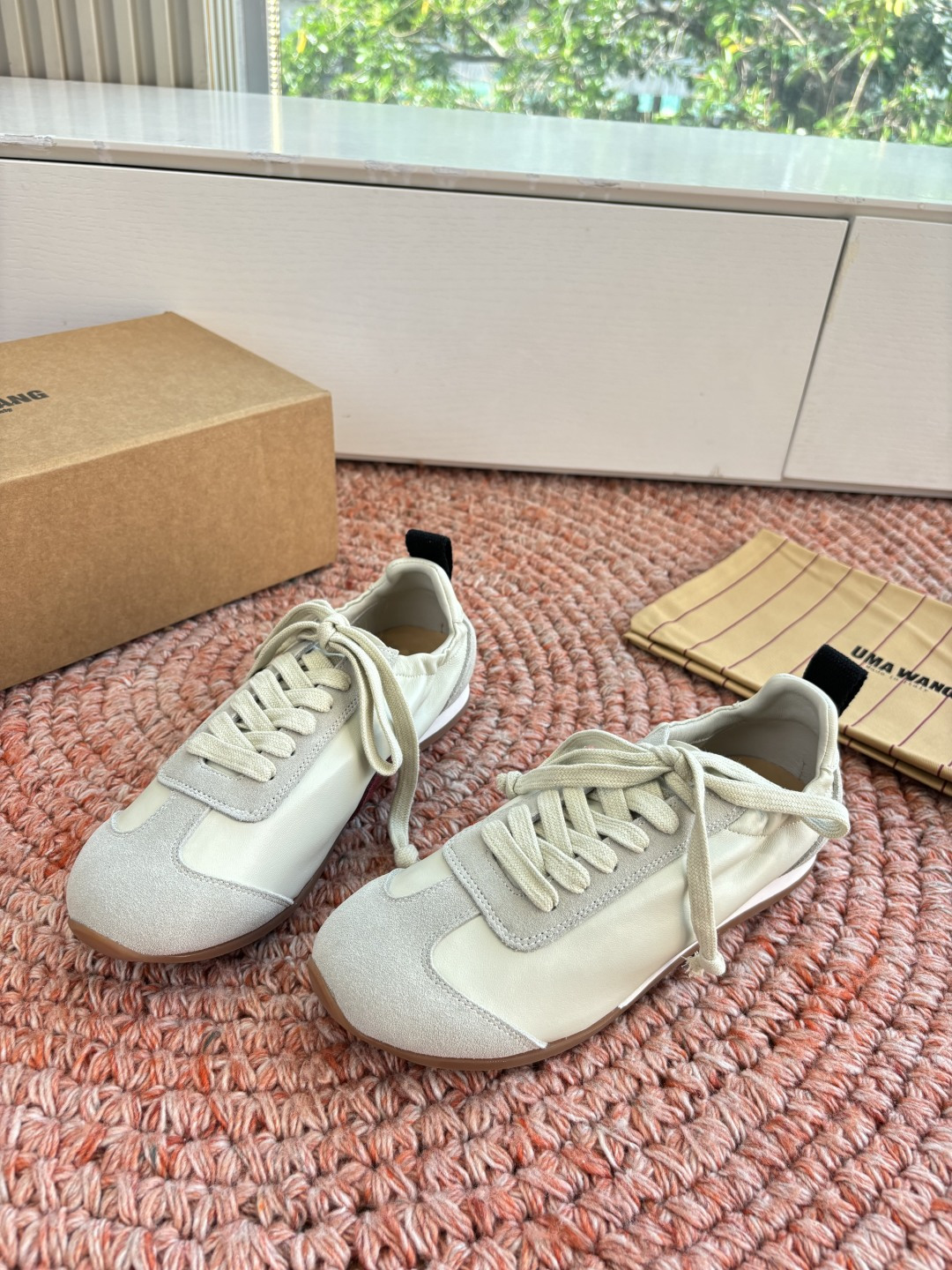 🌾G879😀UMA WANG 首次推出的德训鞋:✅全皮革鞋面，麂皮与光面皮的拼接处理很有层次，细节干净。