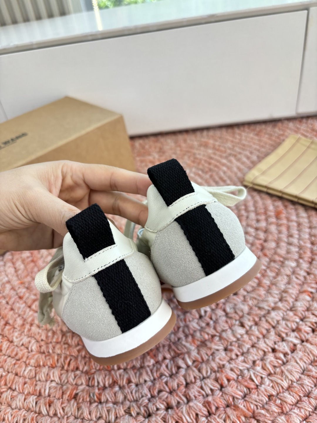 🌾G879😀UMA WANG 首次推出的德训鞋:✅全皮革鞋面，麂皮与光面皮的拼接处理很有层次，细节干净。