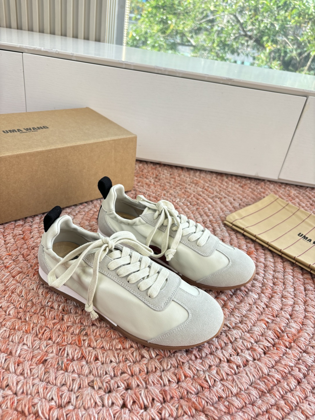 🌾G879😀UMA WANG 首次推出的德训鞋:✅全皮革鞋面，麂皮与光面皮的拼接处理很有层次，细节干净。