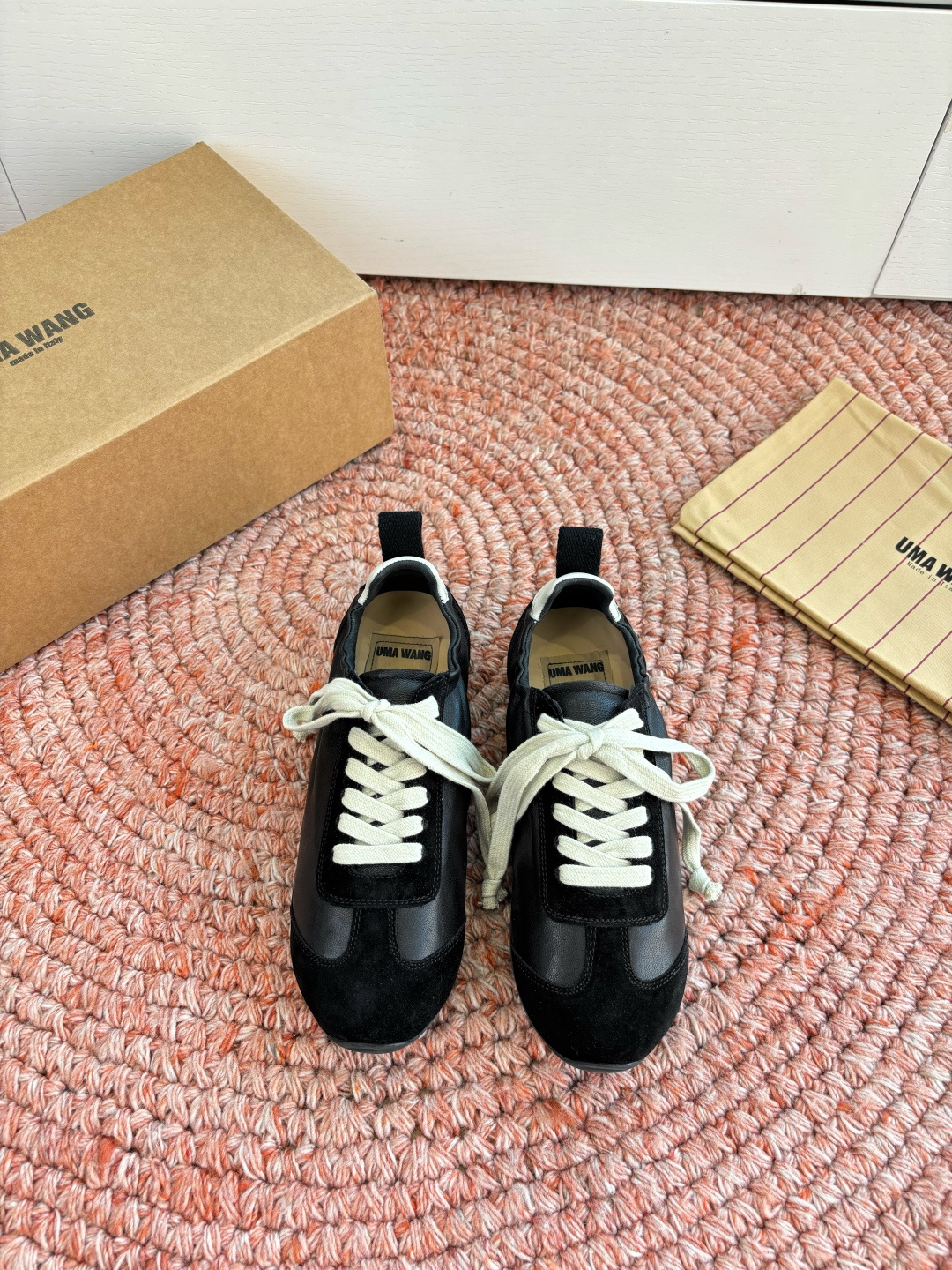 🌾G879😀UMA WANG 首次推出的德训鞋:✅全皮革鞋面，麂皮与光面皮的拼接处理很有层次，细节干净。