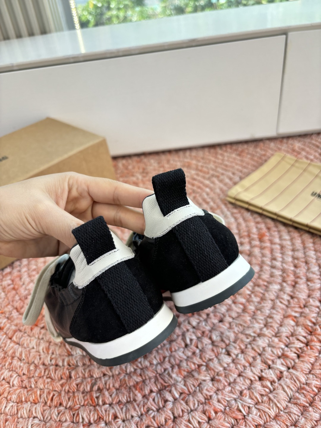 🌾G879😀UMA WANG 首次推出的德训鞋:✅全皮革鞋面，麂皮与光面皮的拼接处理很有层次，细节干净。