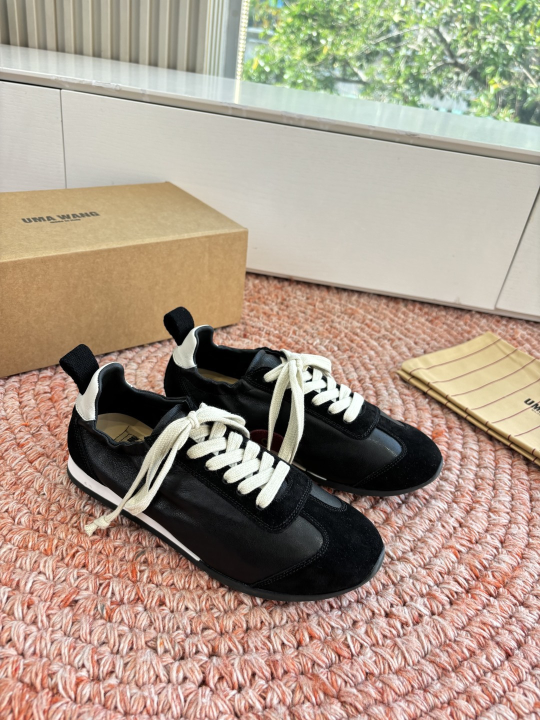 🌾G879😀UMA WANG 首次推出的德训鞋:✅全皮革鞋面，麂皮与光面皮的拼接处理很有层次，细节干净。