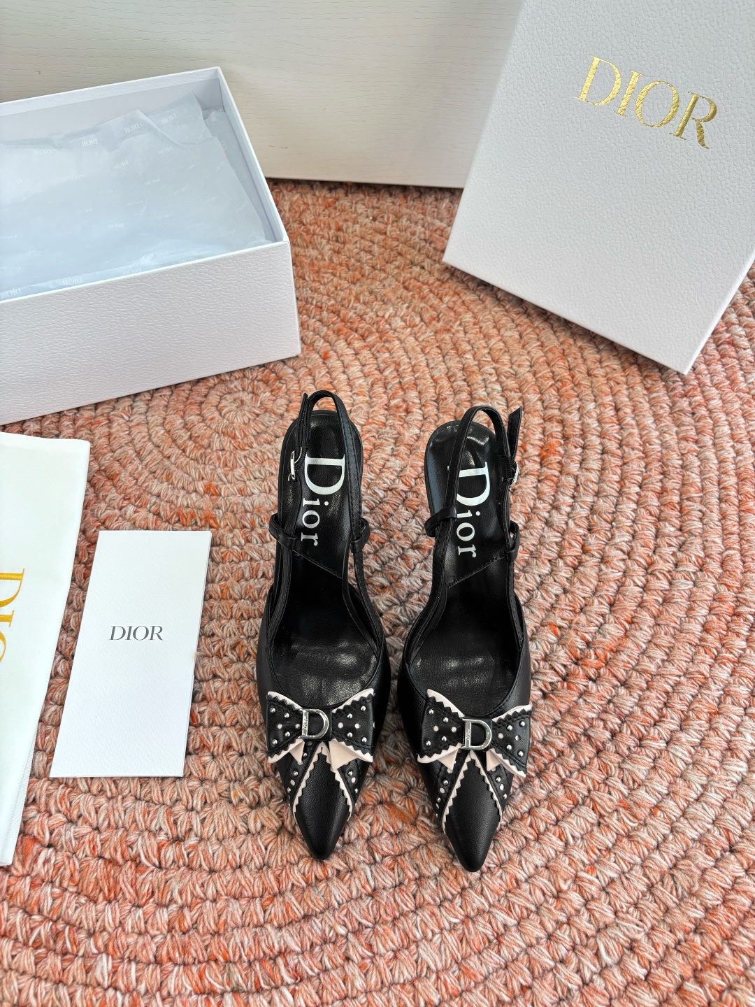 NO:749029,DIO*·26s new style The most subversive touch of the design is its sharp and restrained three-dimensional square toe. This geometric shape instantly draws a clear line with all round-toe Mary Janes, giving the classic shoe shape a calm and bold modern expression. It is no longer simply sweet, but infused with architectural structure and strength, becoming the cornerstone of the overall design. This material is known for its It is famous for its sharp luster and futuristic qualities. The light flows and reflects on the folded corners of the square toe and the arc of the shoe body, creating a clear contrast of light and shadow like a sculpture. The wide and thick flat strap is no longer slender and fragile, but spans the instep in a more stable and existential form, and forms a sense of volume with the thick heel, balancing the visual center of gravity. The design of the thick high heel is a wisdom that balances comfort and aura. It provides significant height, but due to the wide landing area and stable proportions, it ensures extraordinary stability and walking confidence. This heel shape visually anchors the power of the entire pair of shoes, transforming the innocent Mary Jane into a 'power shoe' that can conquer urban streets. Material Sheepskin Lining Sheep lining Outsole Italian imported leather outsole Shoe size 35-39/40 41 42 Customized, non-returnable, high heels and sandals, dior, sandals, mary jane, high heels, sheepskin, Leather soles19860909DIO*·26s 新款 设计最颠覆性的笔触在于其凌厉而克制的立体方头.这一几何形态瞬间划清了与所有圆头玛丽珍的界限,赋予了经典鞋型一种冷静、果敢的现代表情.不再是单纯的甜美,而是注入了建筑般的结构与力量感,成为整体设计的基石这种材质以其锐利的光泽感和未来主义特质著称.光线在方头的折角与鞋身的弧线上流动、反射,创造出如雕塑般清晰的光影对比.宽厚的扁平搭带不再纤细脆弱,而是以更稳固、更具存在感的形态横跨脚背,并与粗跟形成量感上的呼应,平衡了视觉重心. 粗高跟的设计是舒适与气场兼顾的智慧.提供了显著的高度,却因宽阔的落地面积和稳健的比例,确保了超凡的稳定性与行走自信.这种鞋跟形态在视觉上锚定了整双鞋的力量感,将天真的玛丽珍转化为能够征服都市街道的“权力鞋履”. 材质羊皮 内里羊里 大底意大利进口真皮大底 鞋码35-39/40 41 42定制不退换,高跟鞋凉鞋,dior,sandals,mary jane,high heels,sheepskin,Leather soles,Women's Shoes