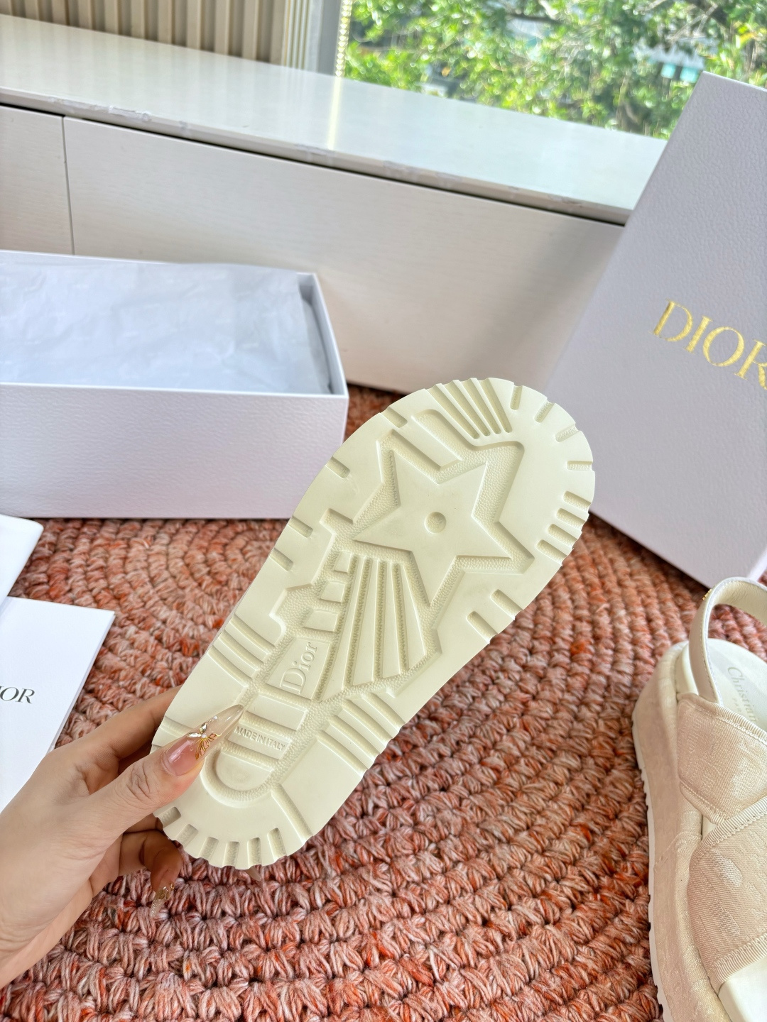 🌾代购级G133𝐃𝐢𝐎𝐑 #迪奥2026早春新款一眼就想要的一字带拖鞋凉鞋简单大方‘低调奢华！配上醒目的