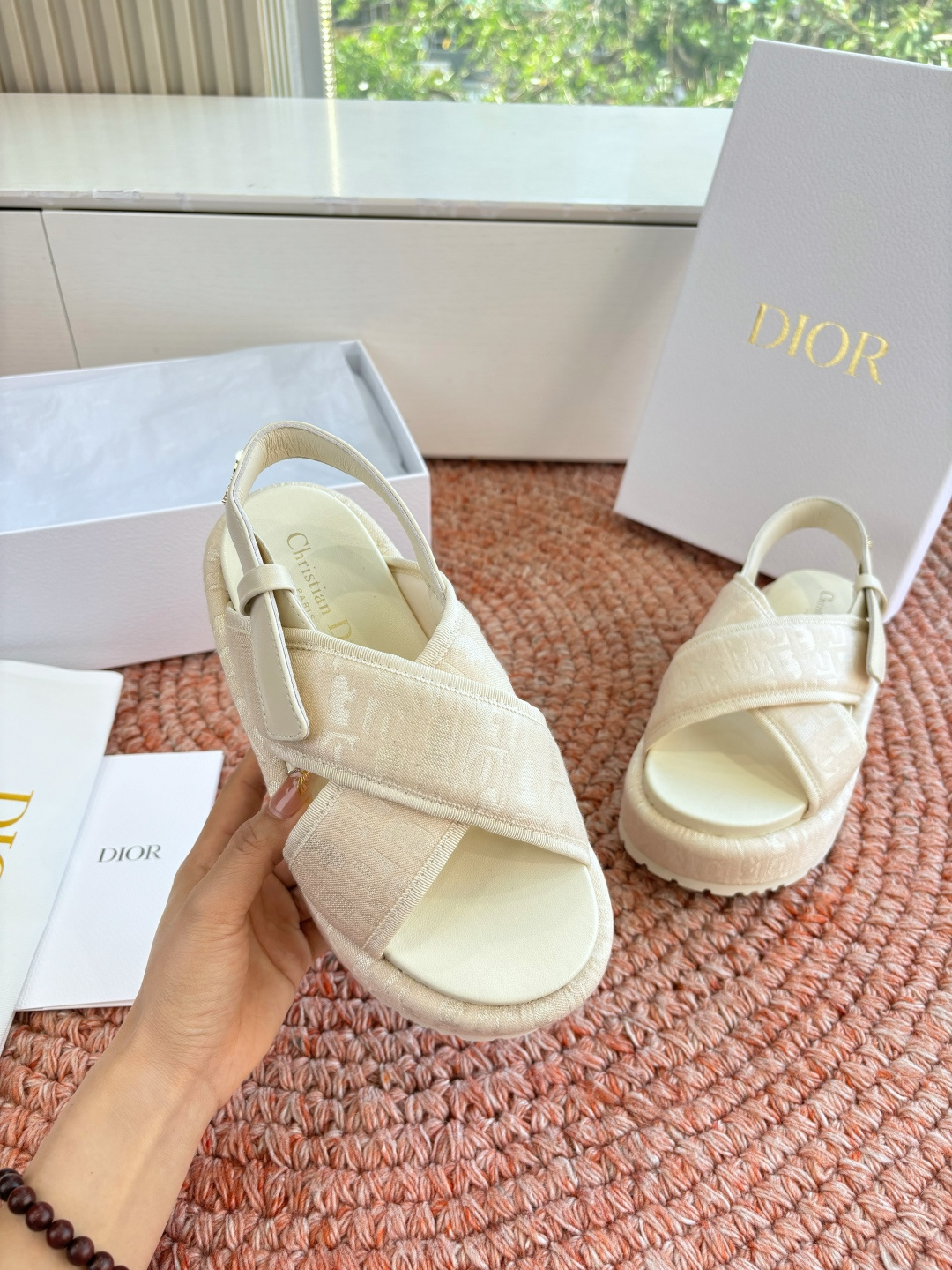 🌾代购级G133𝐃𝐢𝐎𝐑 #迪奥2026早春新款一眼就想要的一字带拖鞋凉鞋简单大方‘低调奢华！配上醒目的