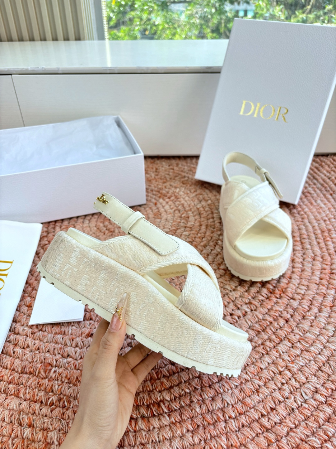 🌾代购级G133𝐃𝐢𝐎𝐑 #迪奥2026早春新款一眼就想要的一字带拖鞋凉鞋简单大方‘低调奢华！配上醒目的