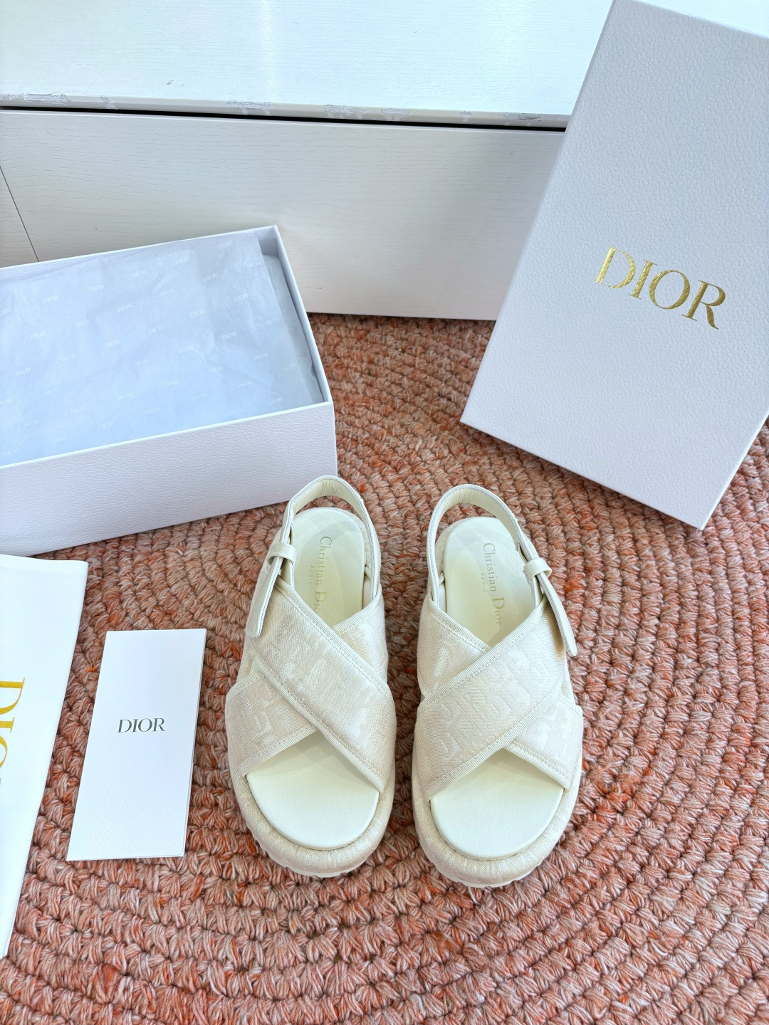 🌾代购级G133𝐃𝐢𝐎𝐑 #迪奥2026早春新款一眼就想要的一字带拖鞋凉鞋简单大方‘低调奢华！配上醒目的