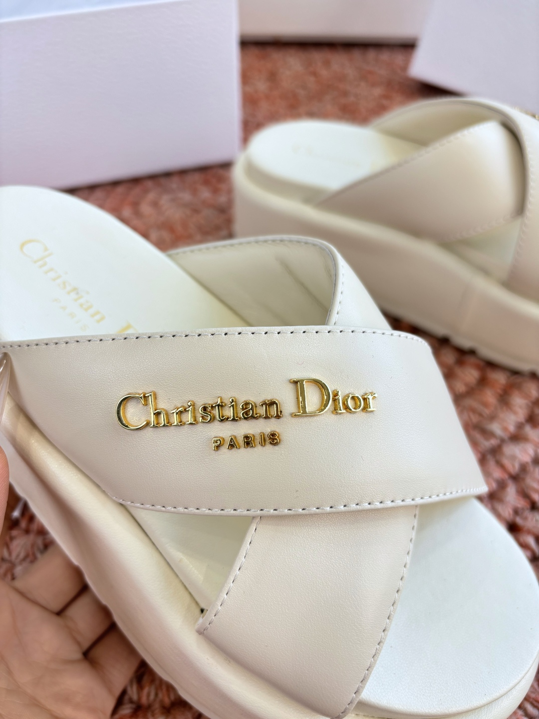 🌾代购级G133𝐃𝐢𝐎𝐑 #迪奥2026早春新款一眼就想要的一字带拖鞋凉鞋简单大方‘低调奢华！配上醒目的