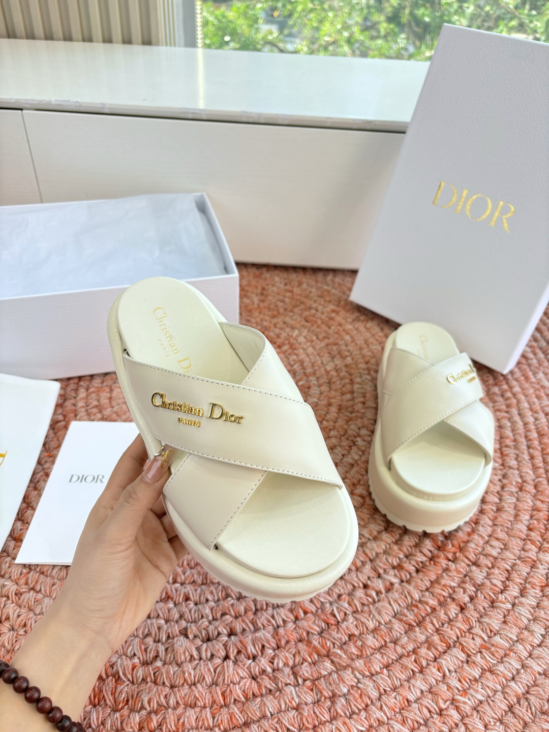 🌾代购级G133𝐃𝐢𝐎𝐑 #迪奥2026早春新款一眼就想要的一字带拖鞋凉鞋简单大方‘低调奢华！配上醒目的