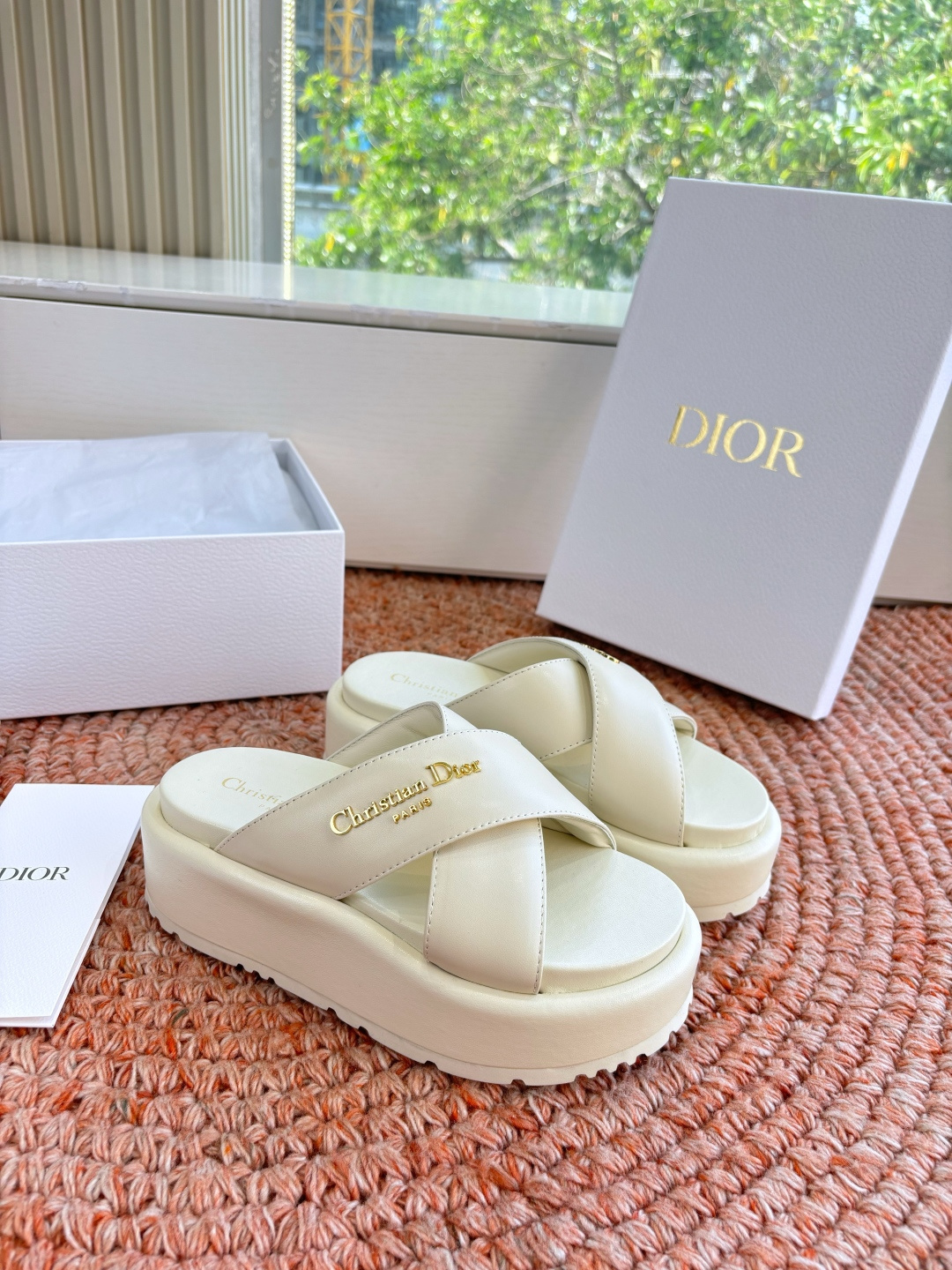 🌾代购级G133𝐃𝐢𝐎𝐑 #迪奥2026早春新款一眼就想要的一字带拖鞋凉鞋简单大方‘低调奢华！配上醒目的