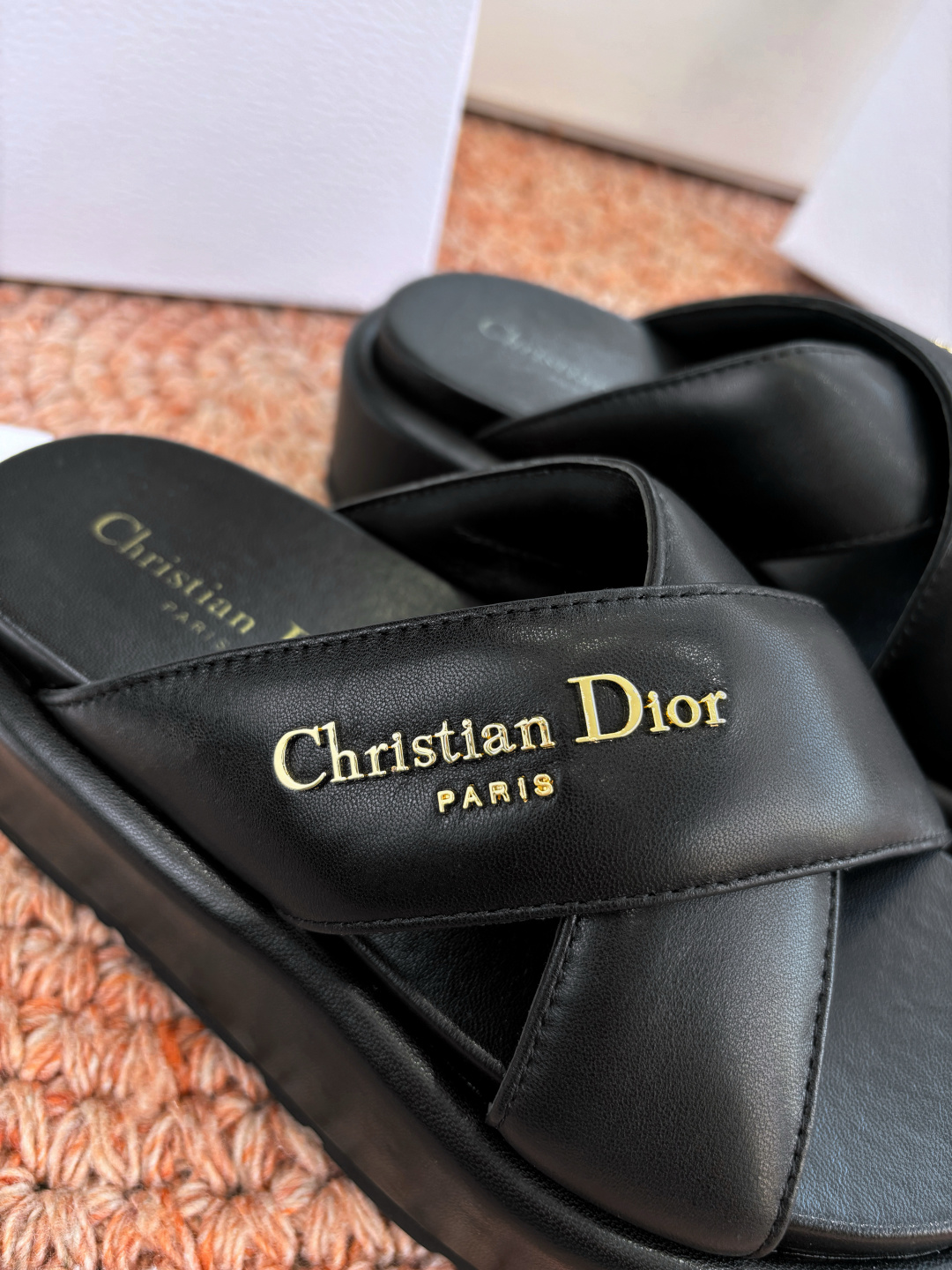 🌾代购级G133𝐃𝐢𝐎𝐑 #迪奥2026早春新款一眼就想要的一字带拖鞋凉鞋简单大方‘低调奢华！配上醒目的