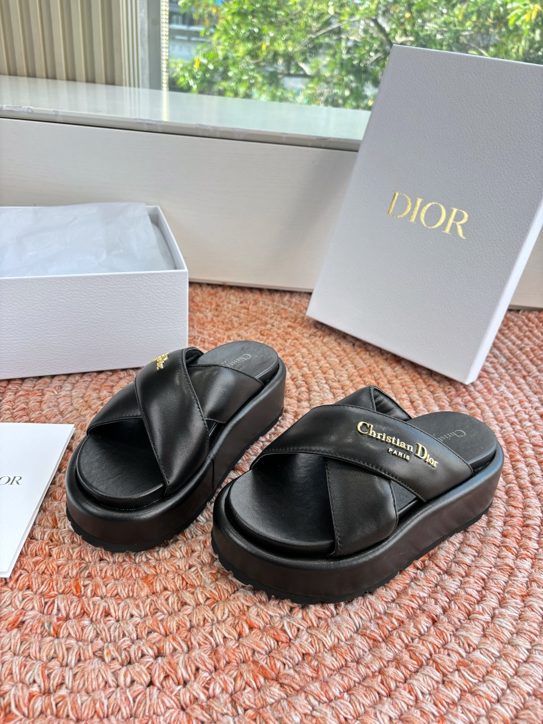 🌾代购级G133𝐃𝐢𝐎𝐑 #迪奥2026早春新款一眼就想要的一字带拖鞋凉鞋简单大方‘低调奢华！配上醒目的