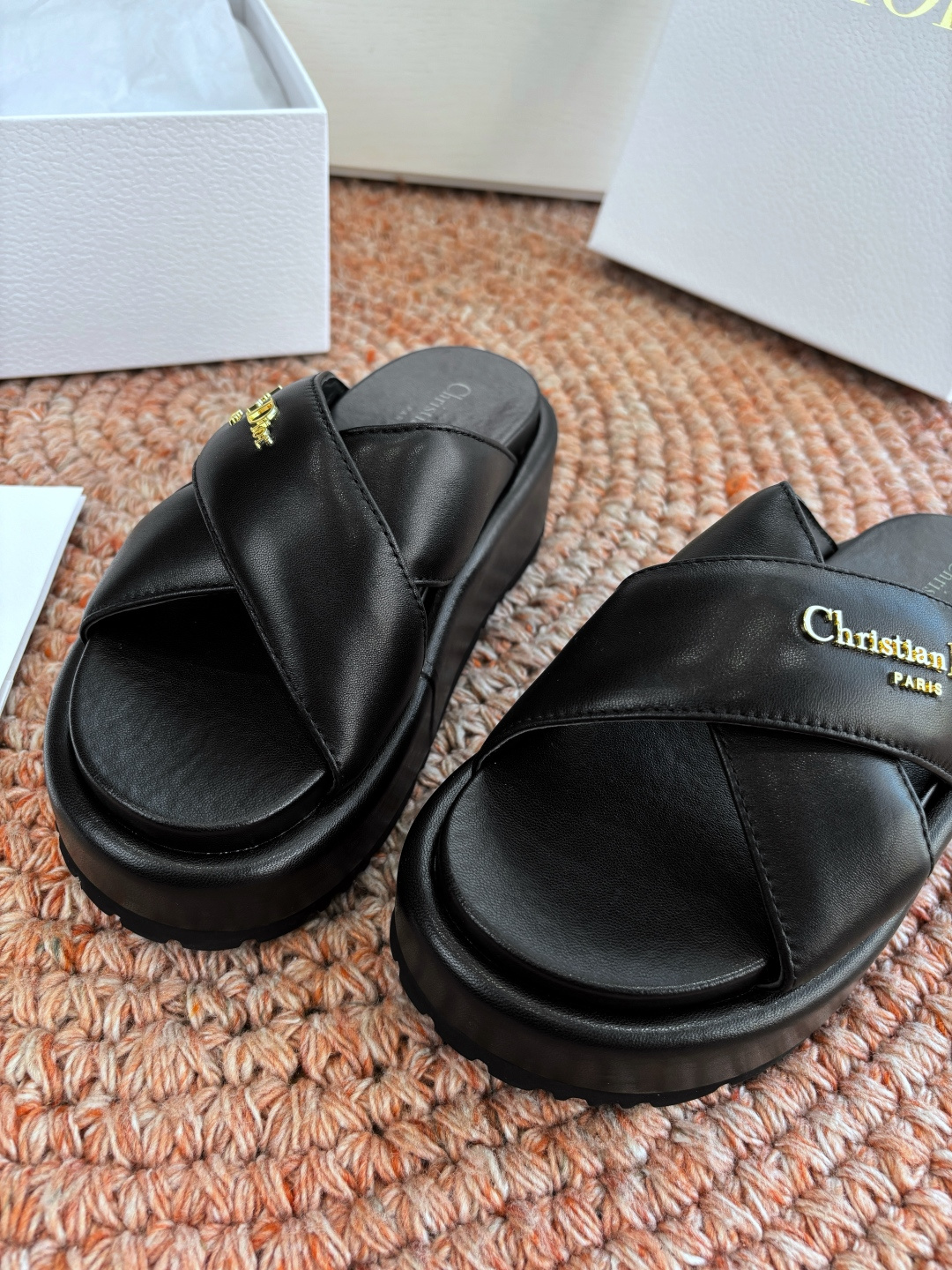 🌾代购级G133𝐃𝐢𝐎𝐑 #迪奥2026早春新款一眼就想要的一字带拖鞋凉鞋简单大方‘低调奢华！配上醒目的