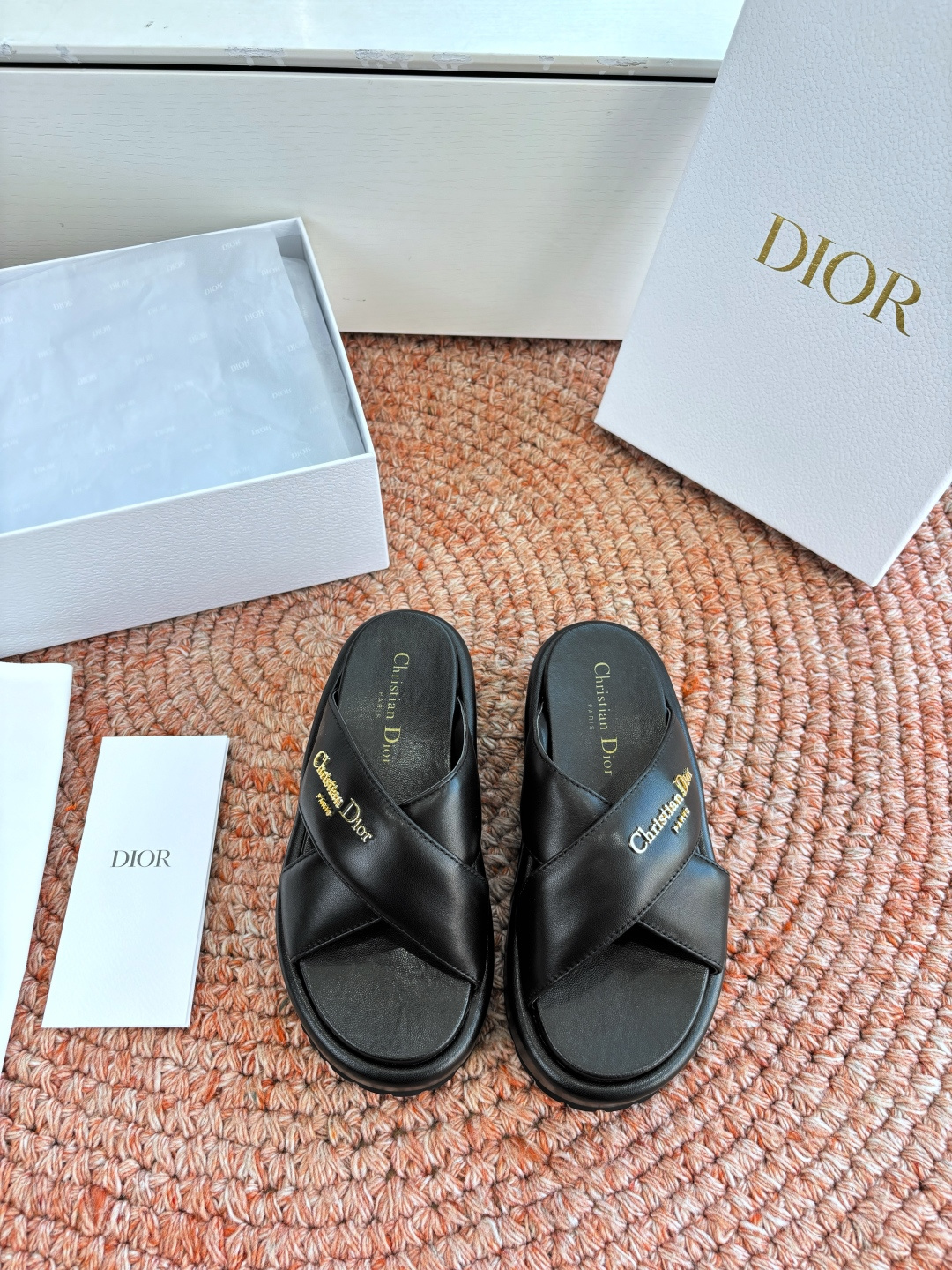 🌾代购级G133𝐃𝐢𝐎𝐑 #迪奥2026早春新款一眼就想要的一字带拖鞋凉鞋简单大方‘低调奢华！配上醒目的