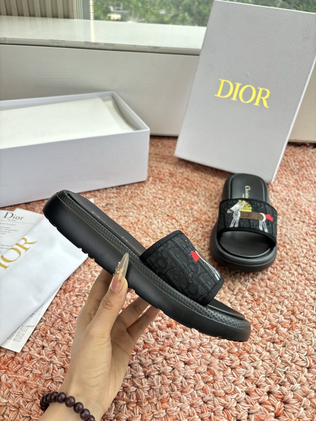 🌾代购级G133𝐃𝐢𝐎𝐑 #迪奥2026早春新款一眼就想要的一字带拖鞋凉鞋简单大方‘低调奢华！配上醒目的