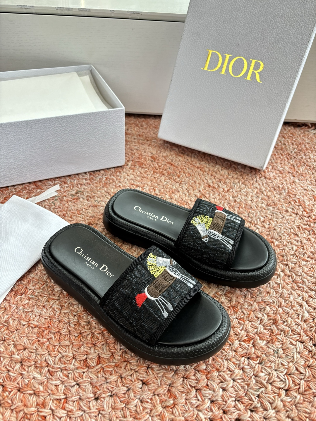 🌾代购级G133𝐃𝐢𝐎𝐑 #迪奥2026早春新款一眼就想要的一字带拖鞋凉鞋简单大方‘低调奢华！配上醒目的