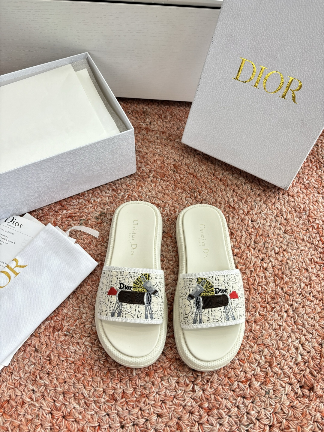 🌾代购级G133𝐃𝐢𝐎𝐑 #迪奥2026早春新款一眼就想要的一字带拖鞋凉鞋简单大方‘低调奢华！配上醒目的