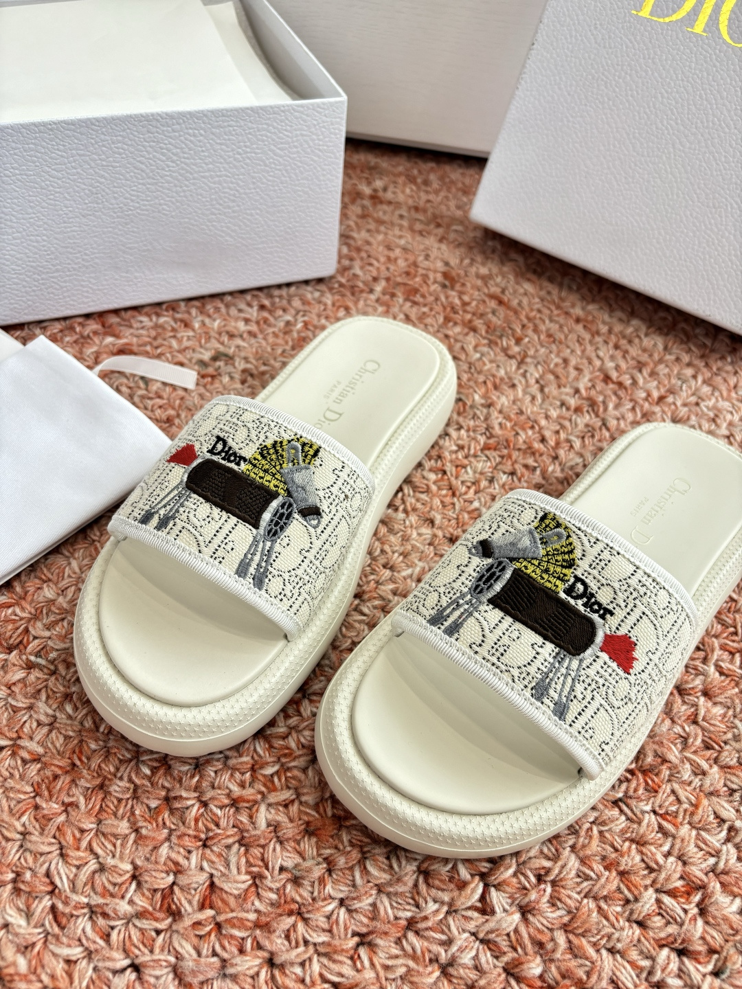 🌾代购级G133𝐃𝐢𝐎𝐑 #迪奥2026早春新款一眼就想要的一字带拖鞋凉鞋简单大方‘低调奢华！配上醒目的