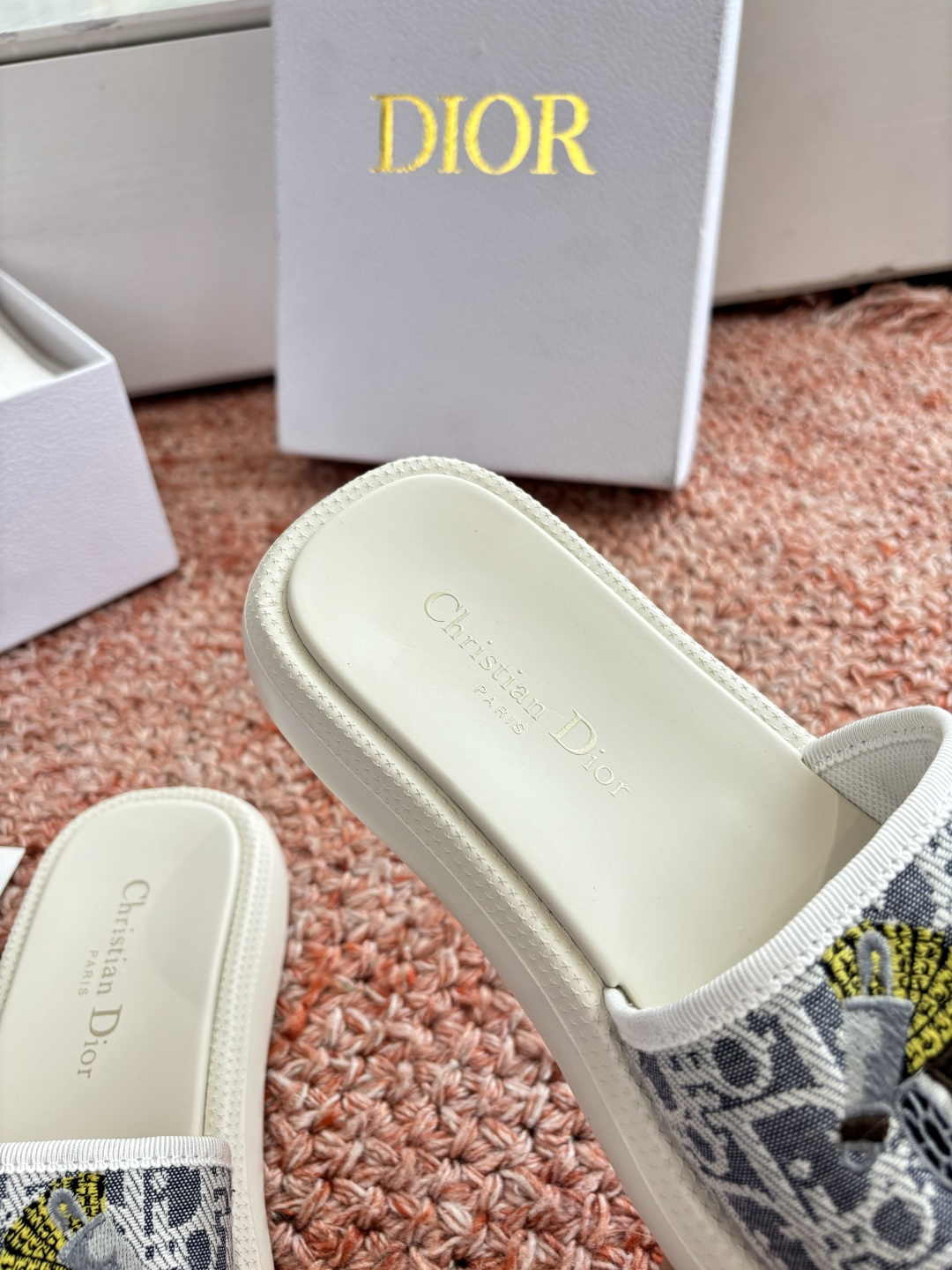 🌾代购级G133𝐃𝐢𝐎𝐑 #迪奥2026早春新款一眼就想要的一字带拖鞋凉鞋简单大方‘低调奢华！配上醒目的