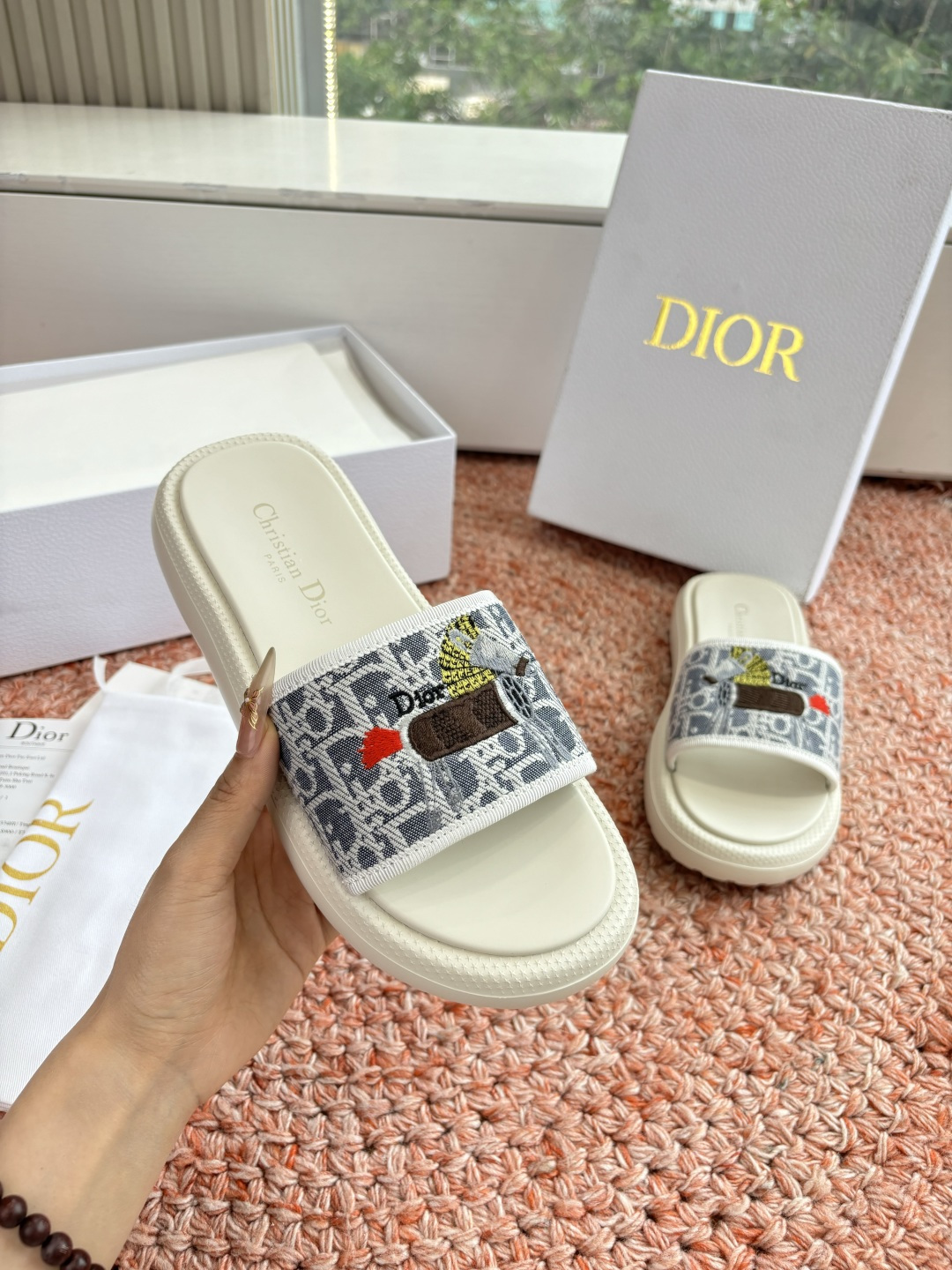 🌾代购级G133𝐃𝐢𝐎𝐑 #迪奥2026早春新款一眼就想要的一字带拖鞋凉鞋简单大方‘低调奢华！配上醒目的