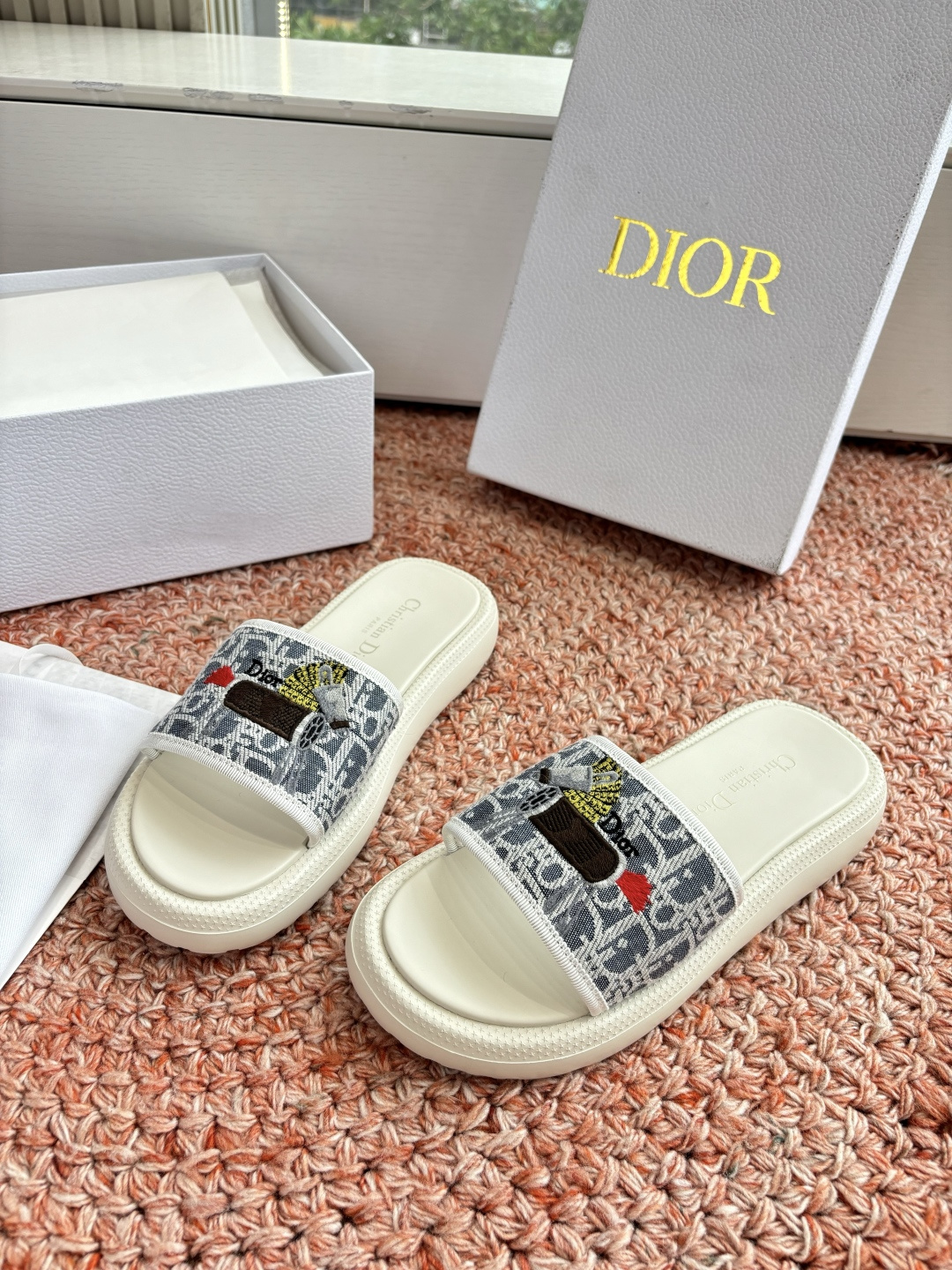 🌾代购级G133𝐃𝐢𝐎𝐑 #迪奥2026早春新款一眼就想要的一字带拖鞋凉鞋简单大方‘低调奢华！配上醒目的