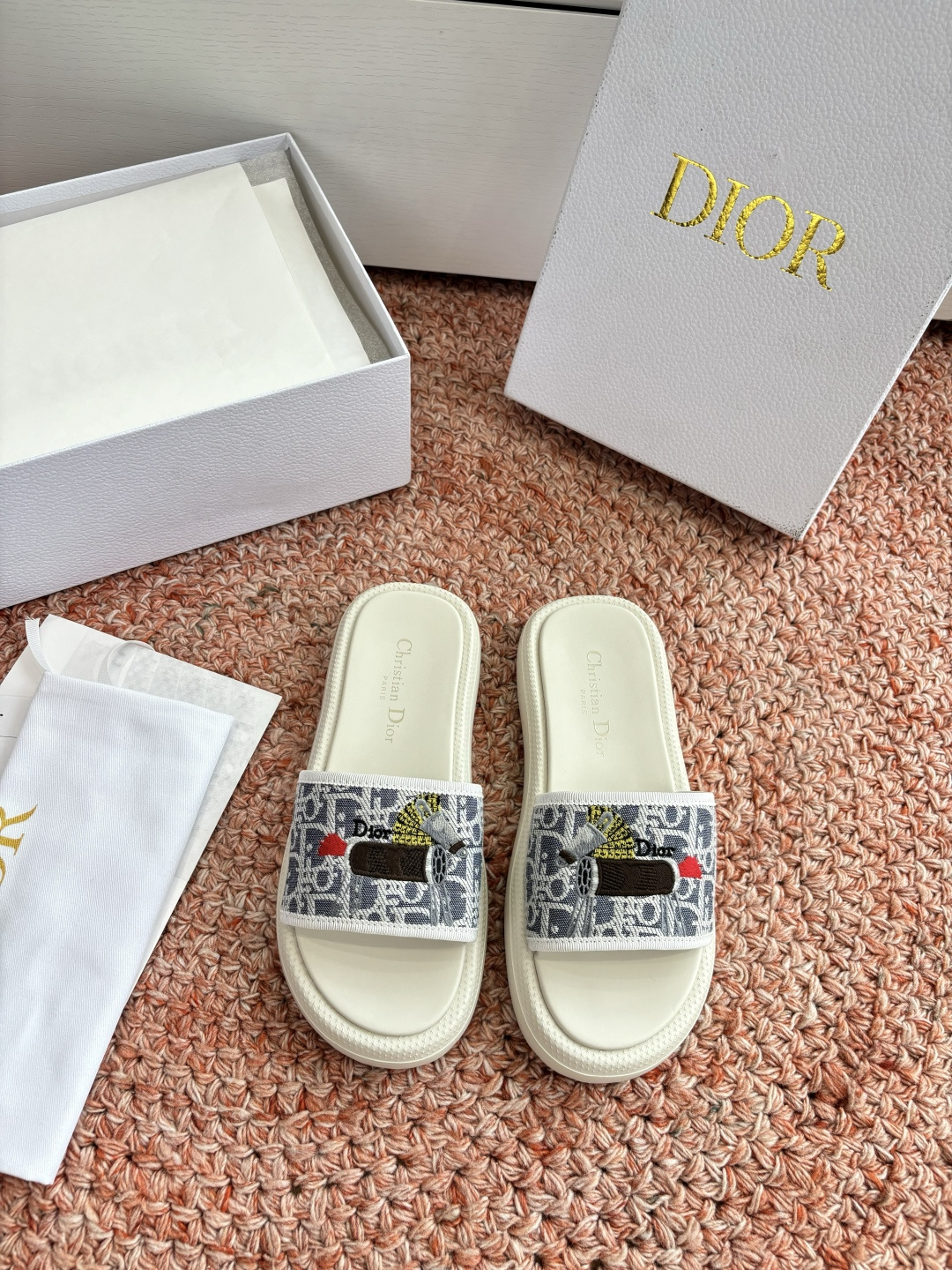 🌾代购级G133𝐃𝐢𝐎𝐑 #迪奥2026早春新款一眼就想要的一字带拖鞋凉鞋简单大方‘低调奢华！配上醒目的